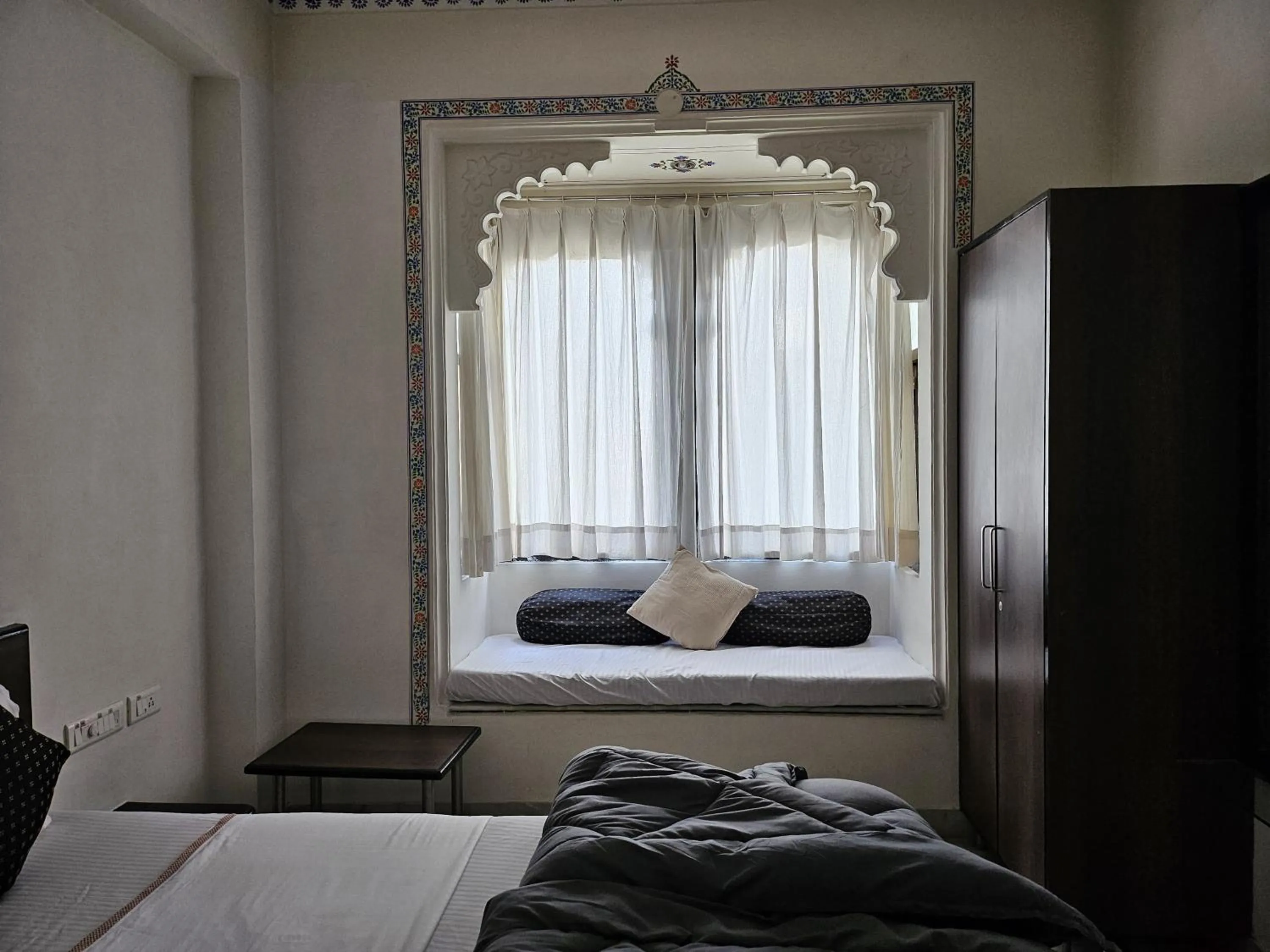 Seating area, Bed in Madpackers Udaipur