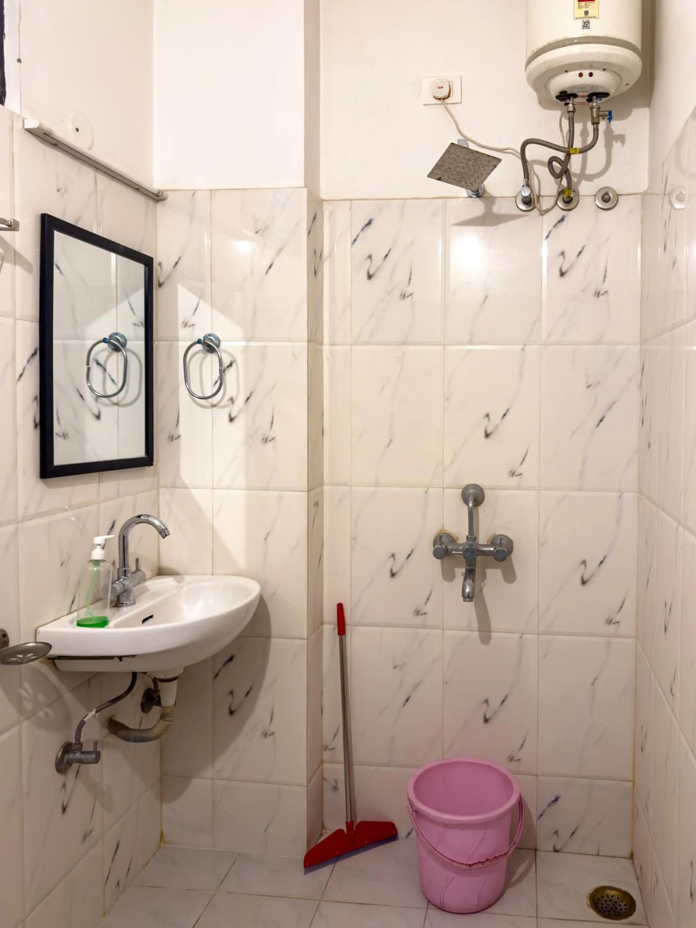 Shower in Madpackers Udaipur