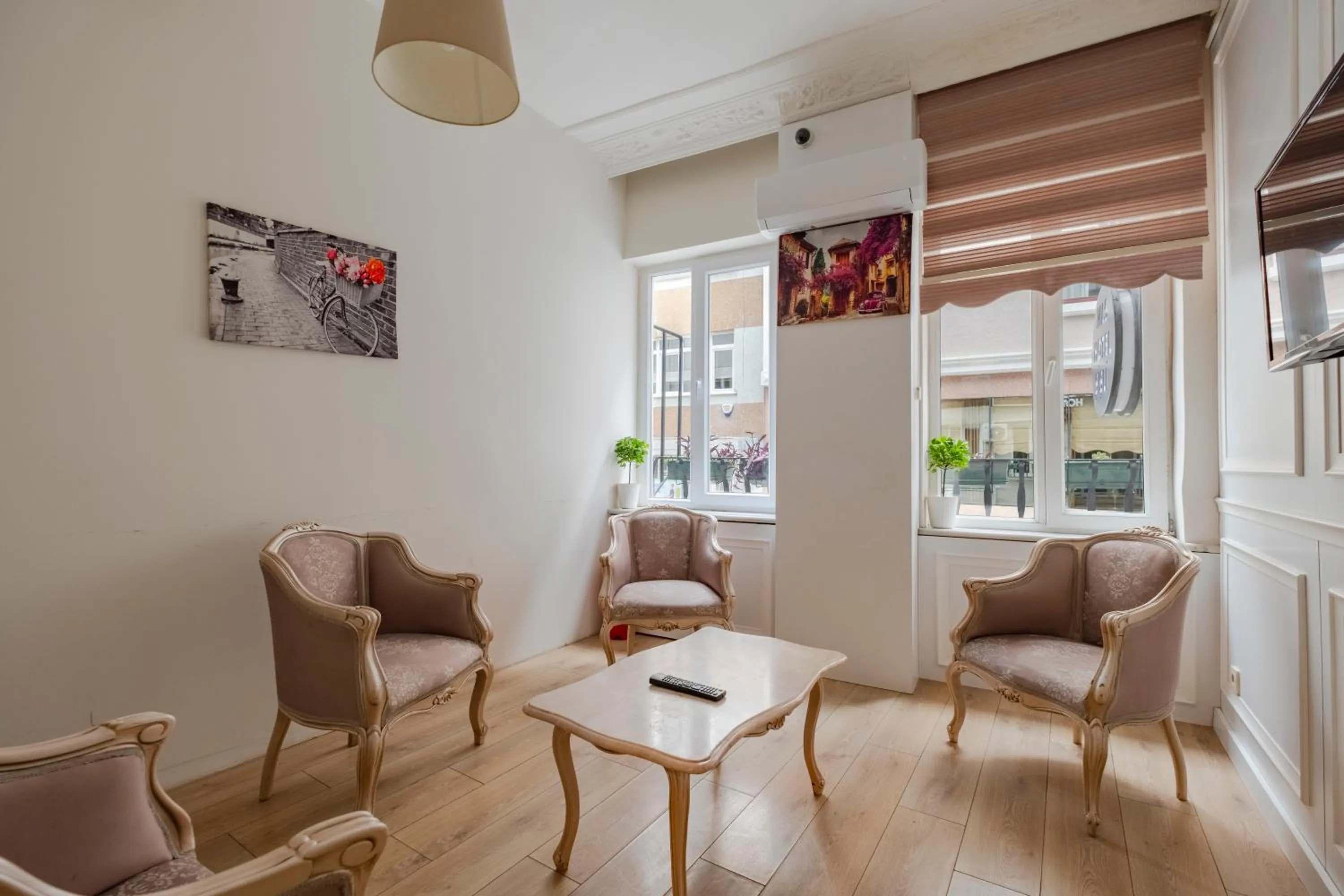 Seating area in Sisli MLS Hotel