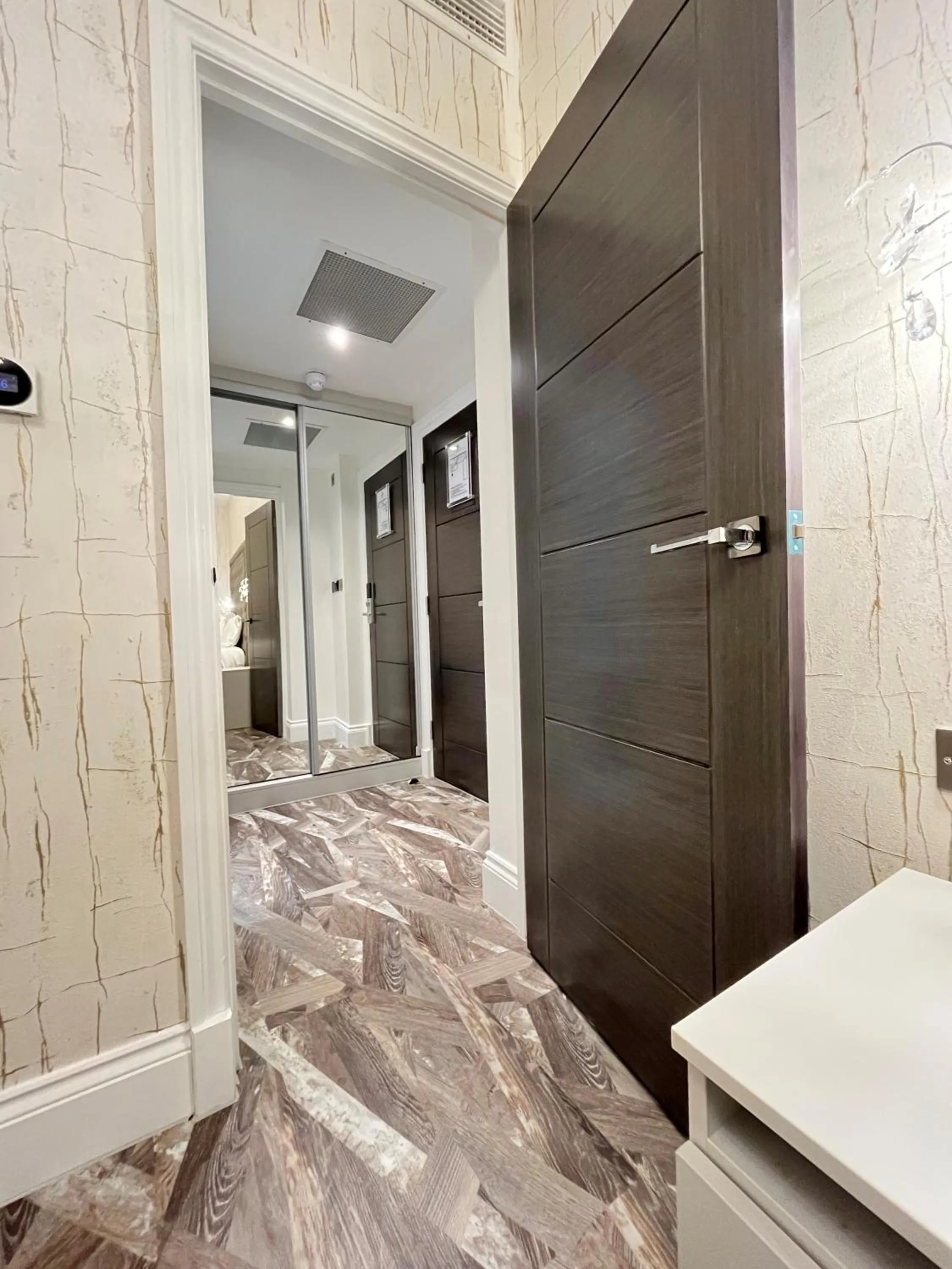 wardrobe, Bed in Philharmonic Hotel