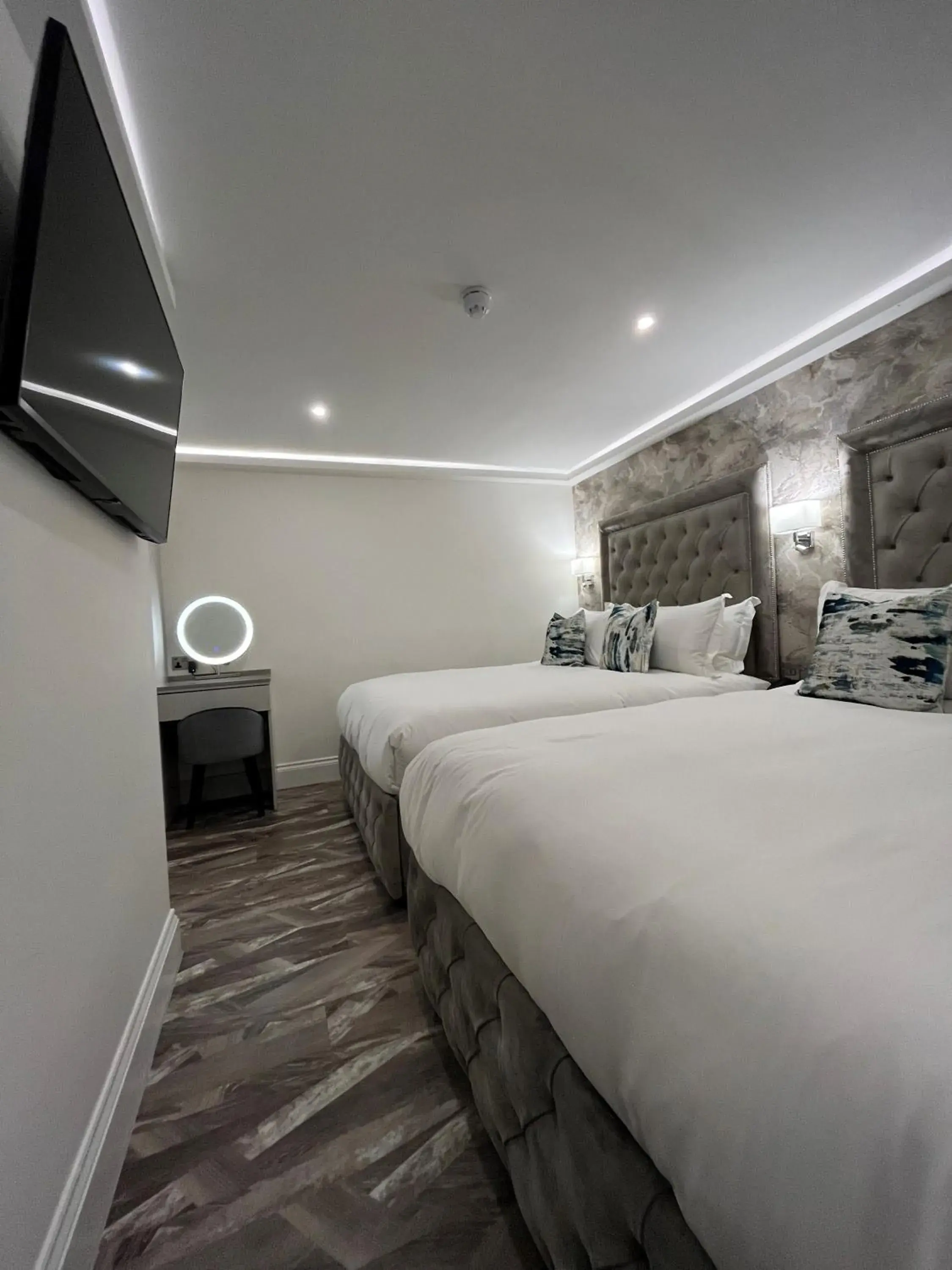 Twin Room with Shower in Philharmonic Hotel Twin Room with Shower in Philharmonic Hotel