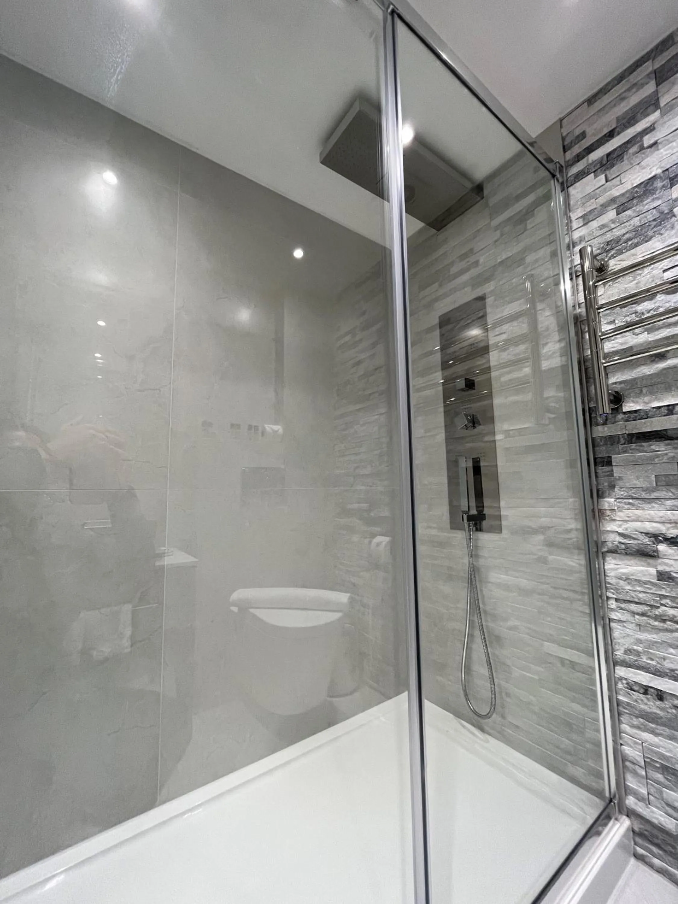 Shower in Philharmonic Hotel