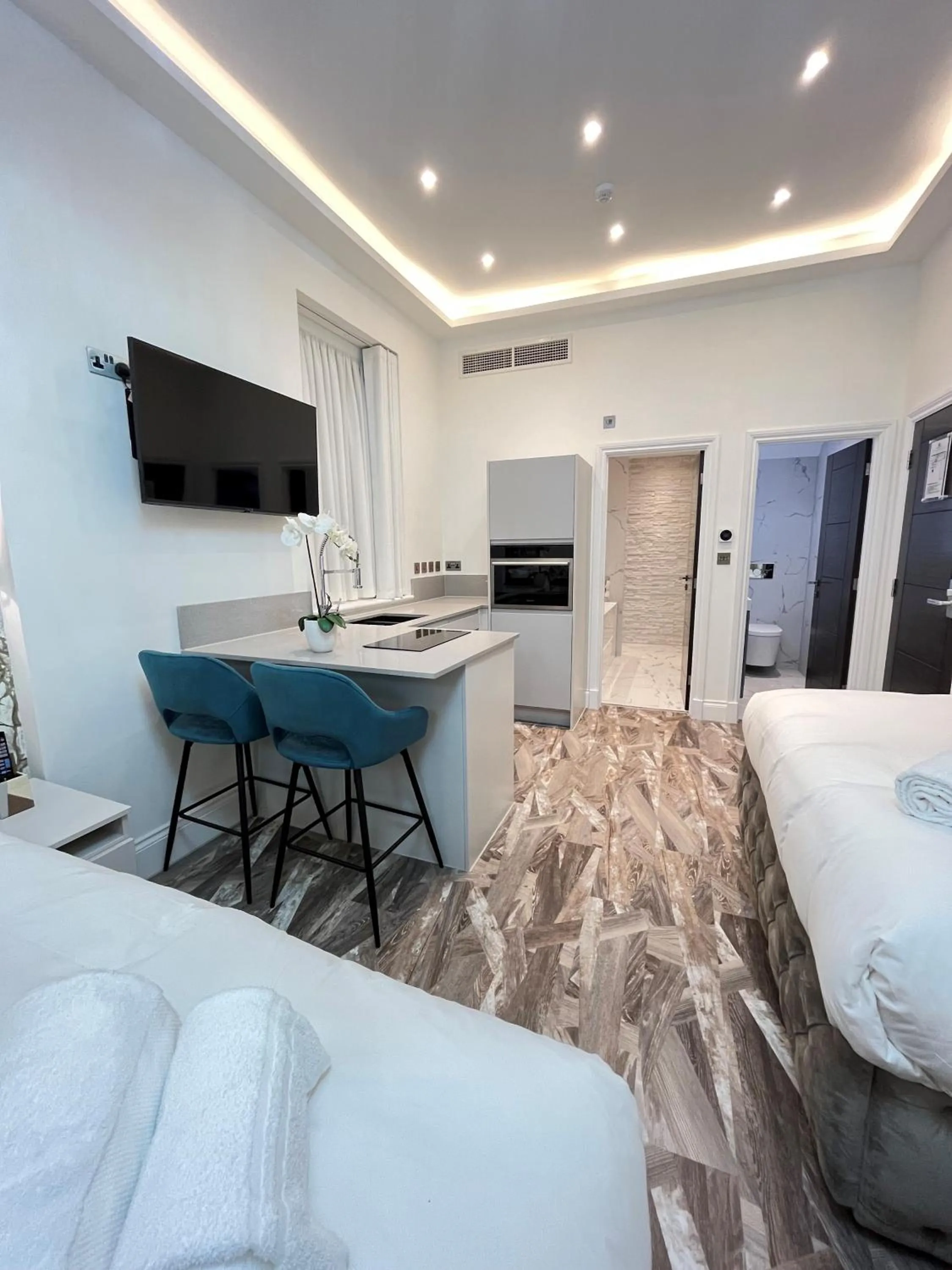 Kitchen or kitchenette, Bed in Philharmonic Hotel