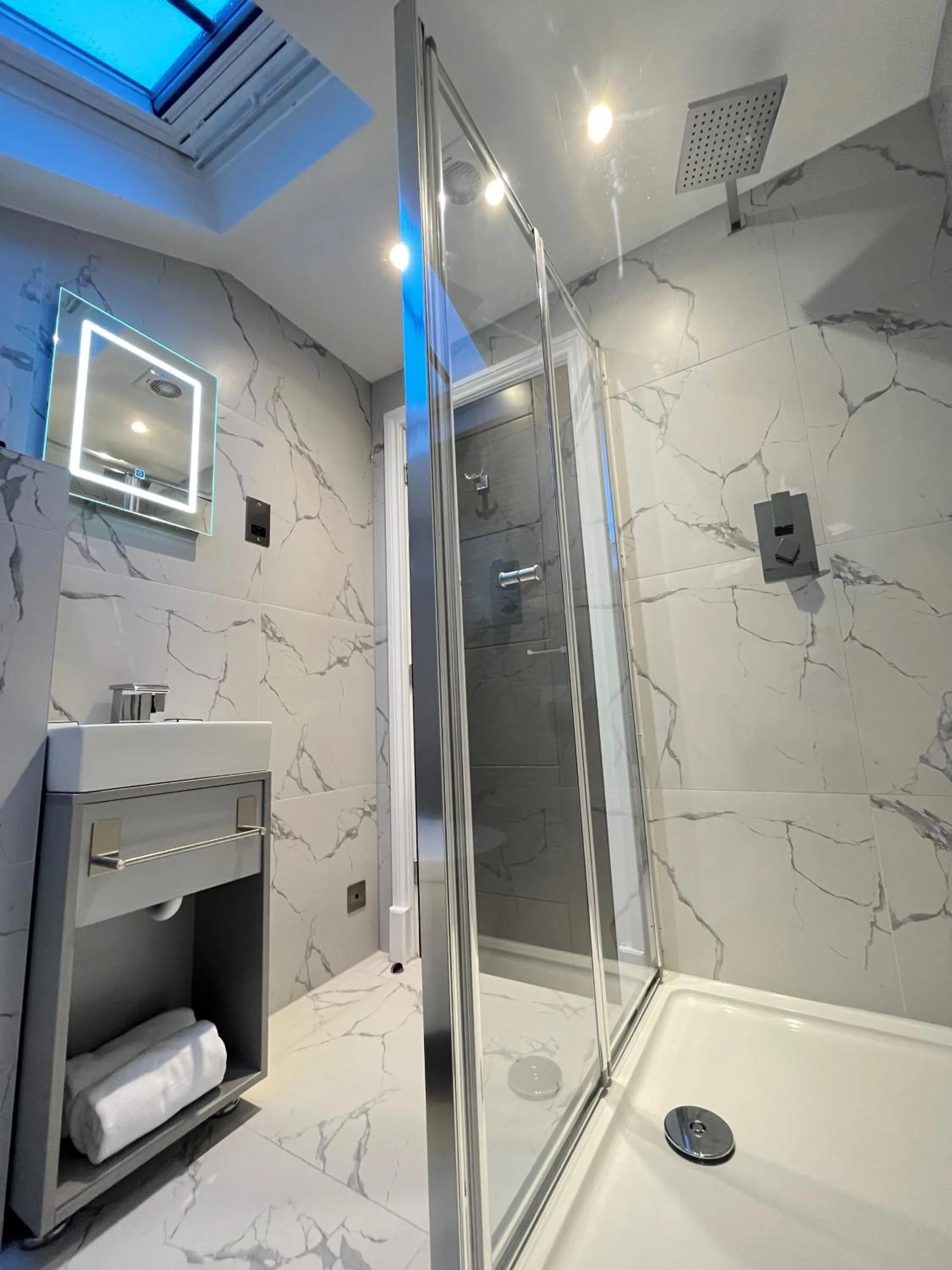 Shower in Philharmonic Hotel