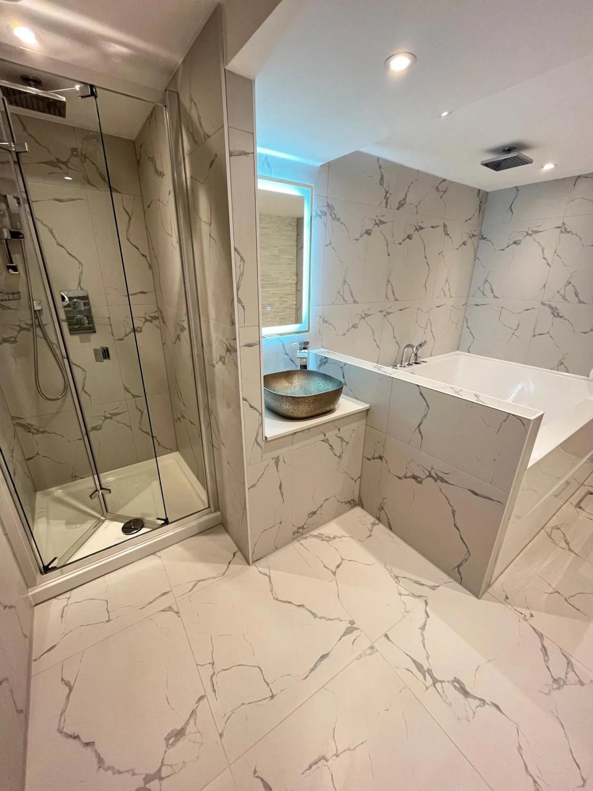 Shower in Philharmonic Hotel