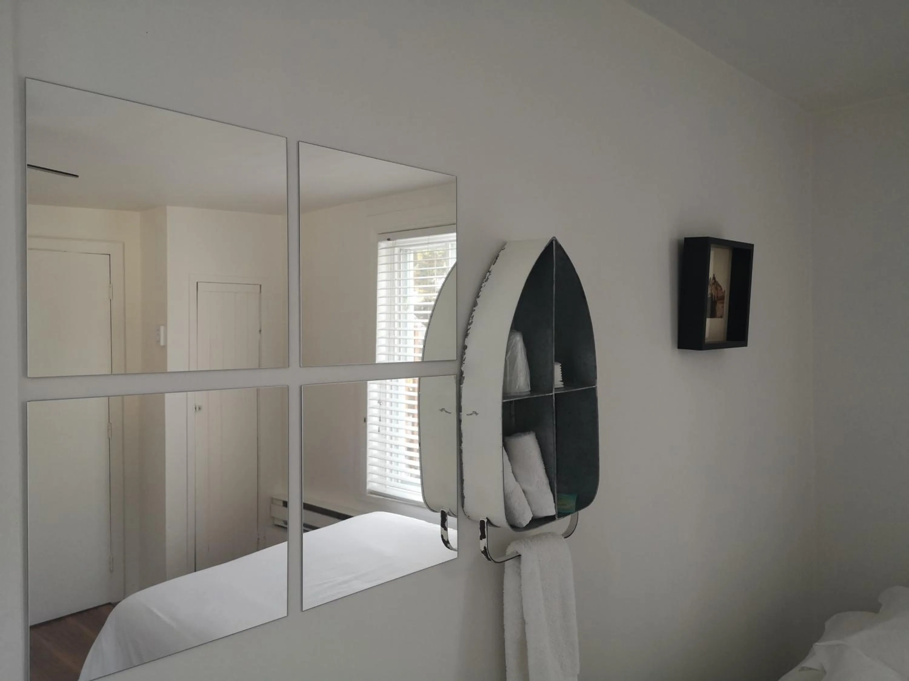 Photo of the whole room, Bed in Auberge de la rive de Charlevoix - Auberge de jeunesse familiale pour voyageurs de tous âges