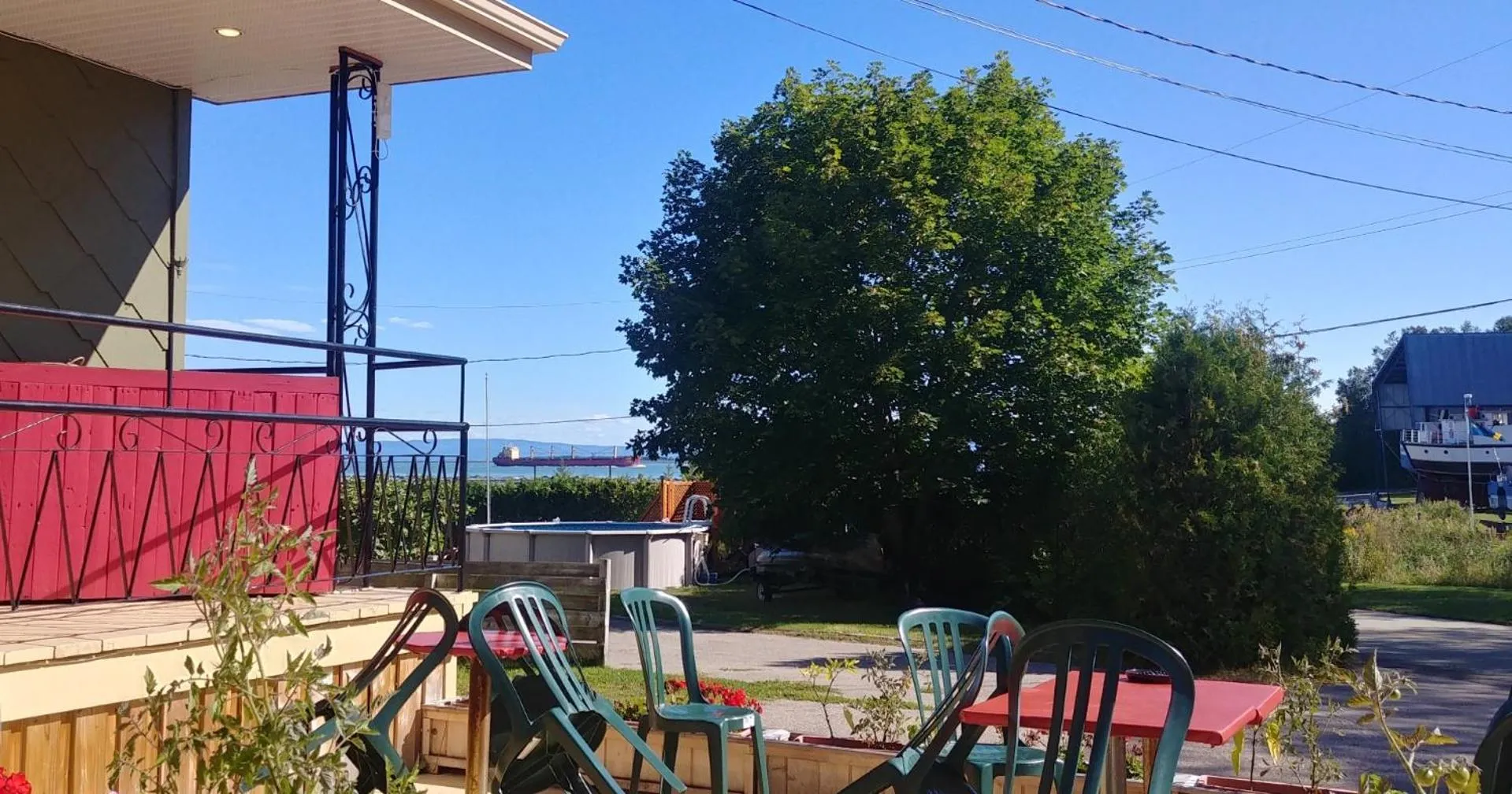 Patio in Auberge de la rive de Charlevoix - Auberge de jeunesse familiale pour voyageurs de tous âges