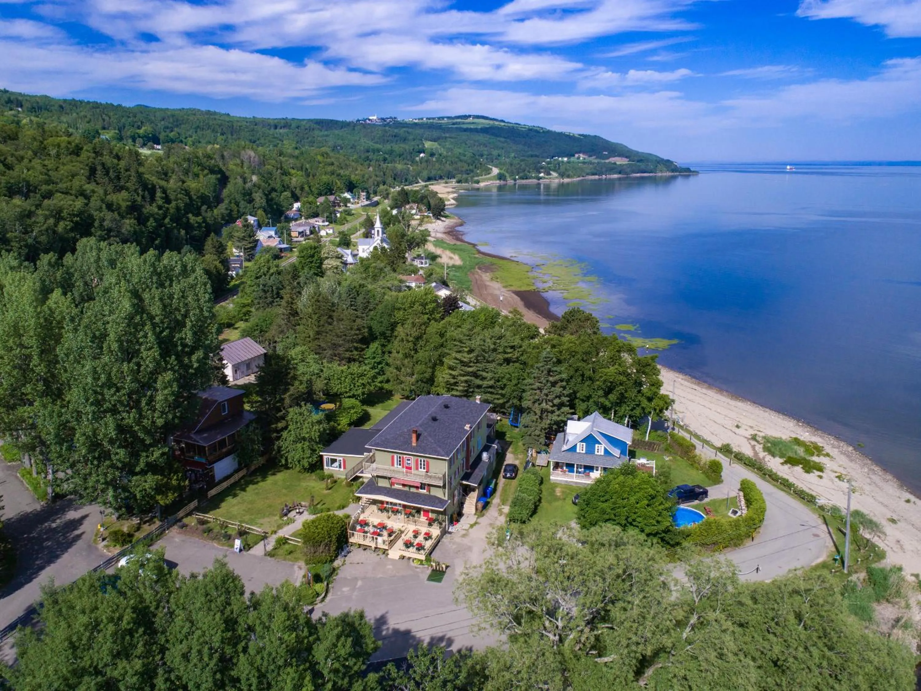 Property building in Auberge de la rive de Charlevoix - Auberge de jeunesse familiale pour voyageurs de tous âges