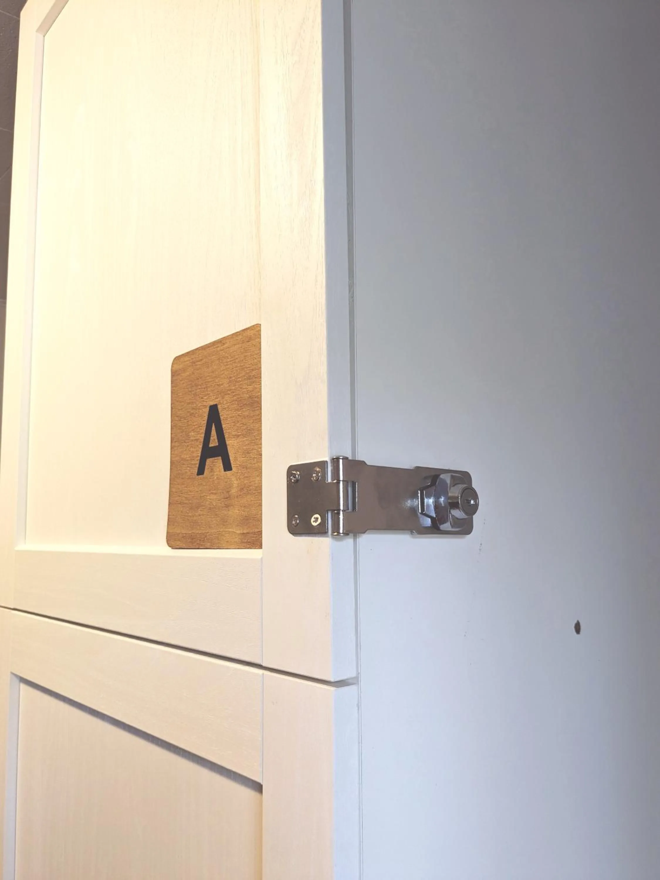 wardrobe in Auberge de la rive de Charlevoix - Auberge de jeunesse familiale pour voyageurs de tous âges