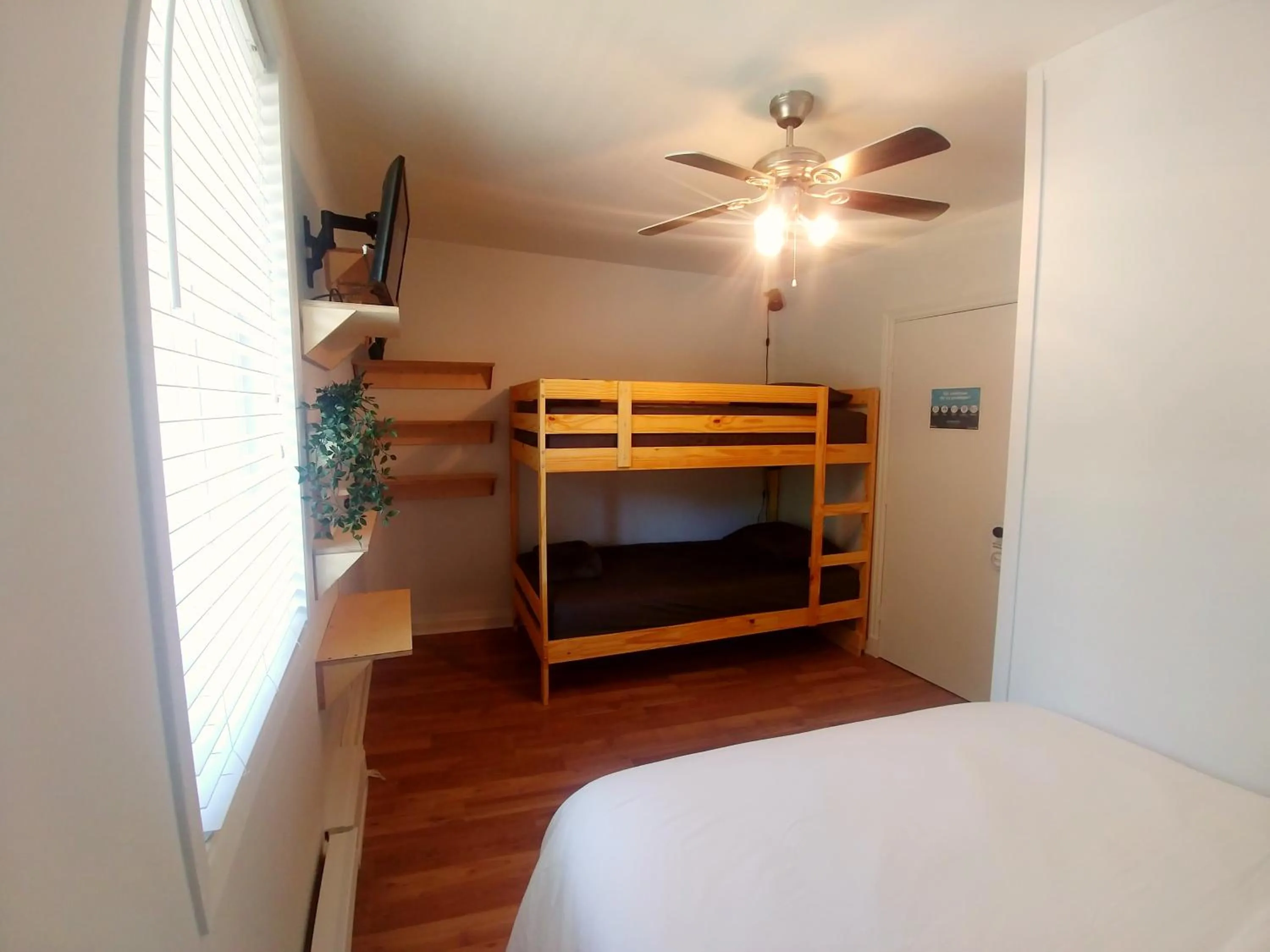 TV and multimedia, Bed in Auberge de la rive de Charlevoix - Auberge de jeunesse familiale pour voyageurs de tous âges