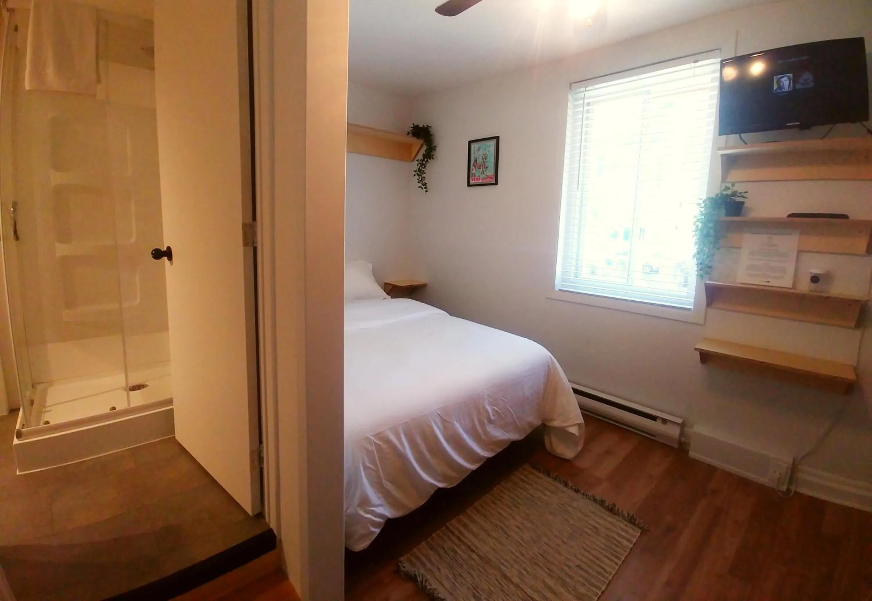 Shower, Bed in Auberge de la rive de Charlevoix - Auberge de jeunesse familiale pour voyageurs de tous âges