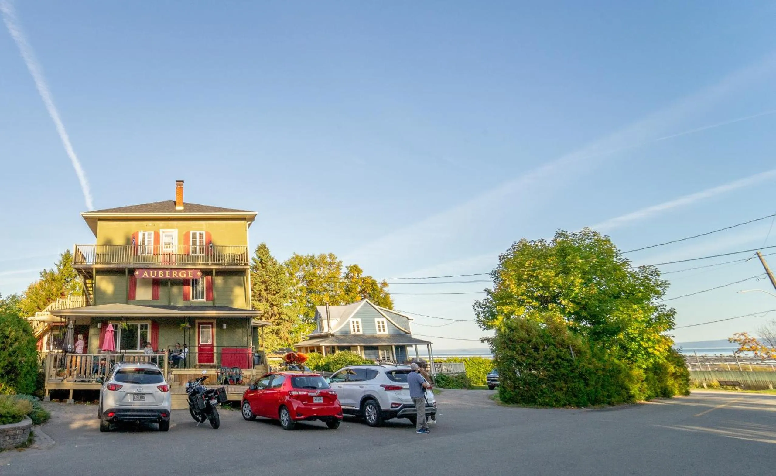 Property building in Auberge de la rive de Charlevoix - Auberge de jeunesse familiale pour voyageurs de tous âges