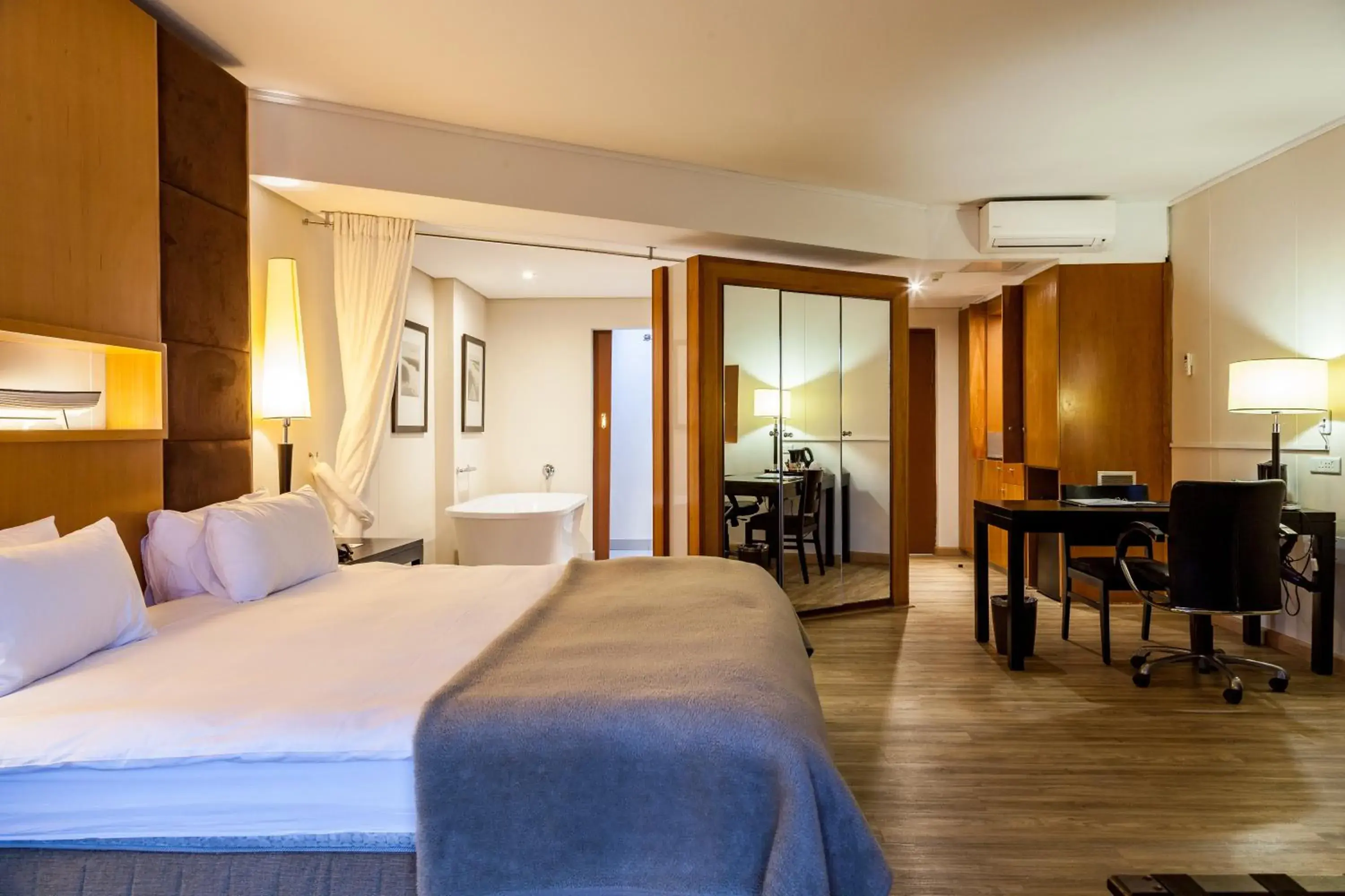 Photo of the whole room, Bed in Island Club Hotel & Apartments Photo of the whole room, Bed in Island Club Hotel & Apartments