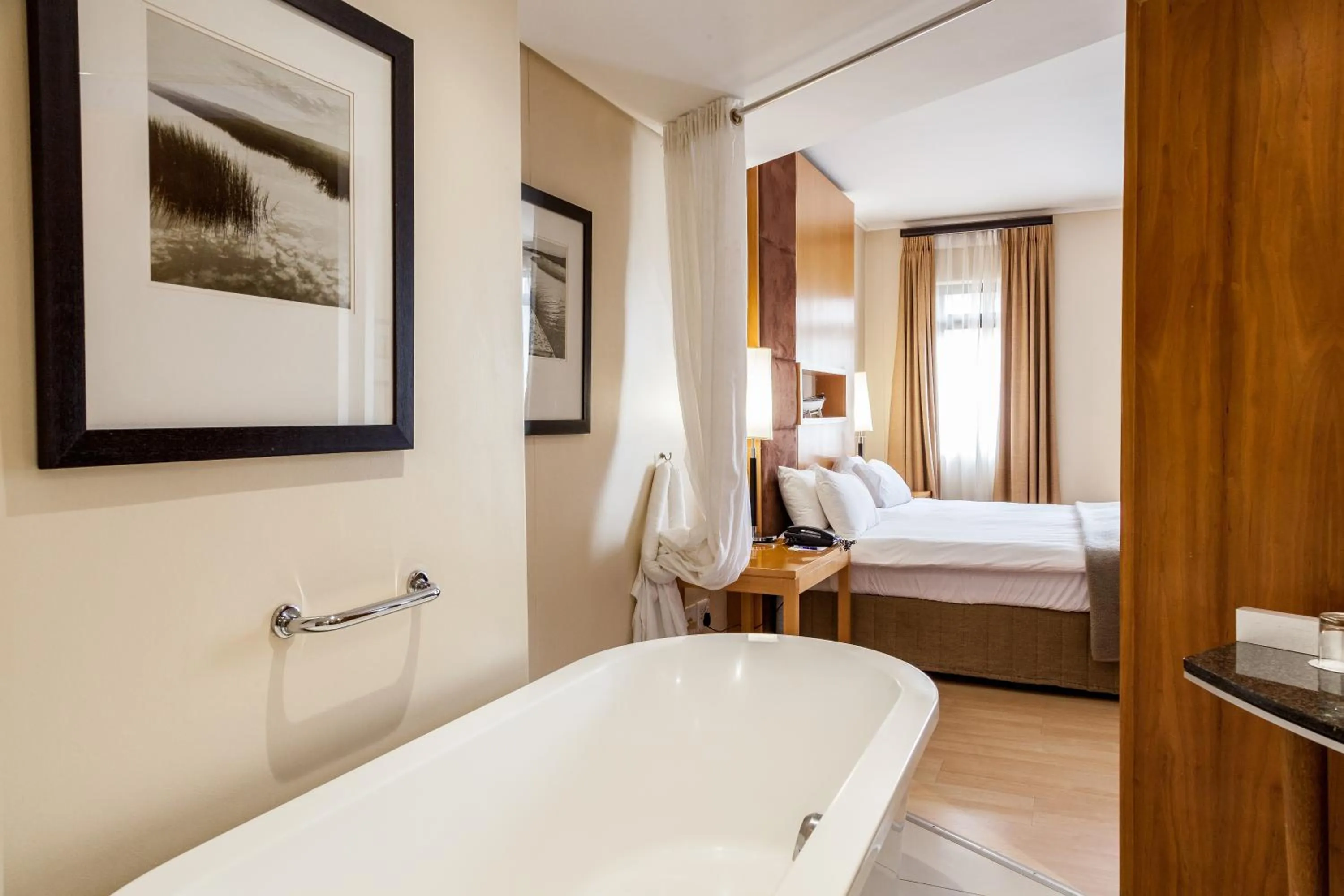 Bathroom, Bed in Island Club Hotel & Apartments