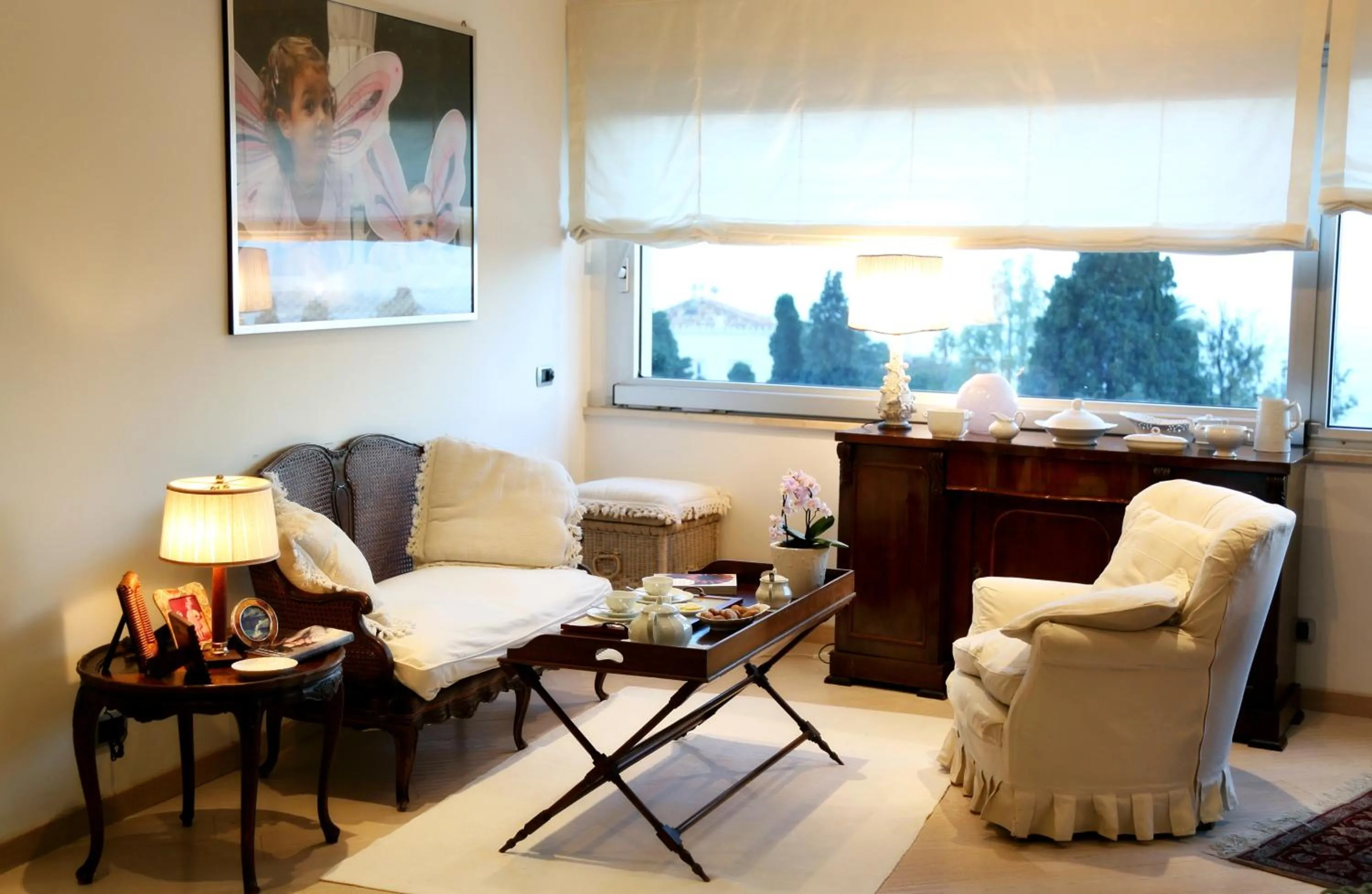 Communal lounge/ TV room in Maison Blanche Taormina