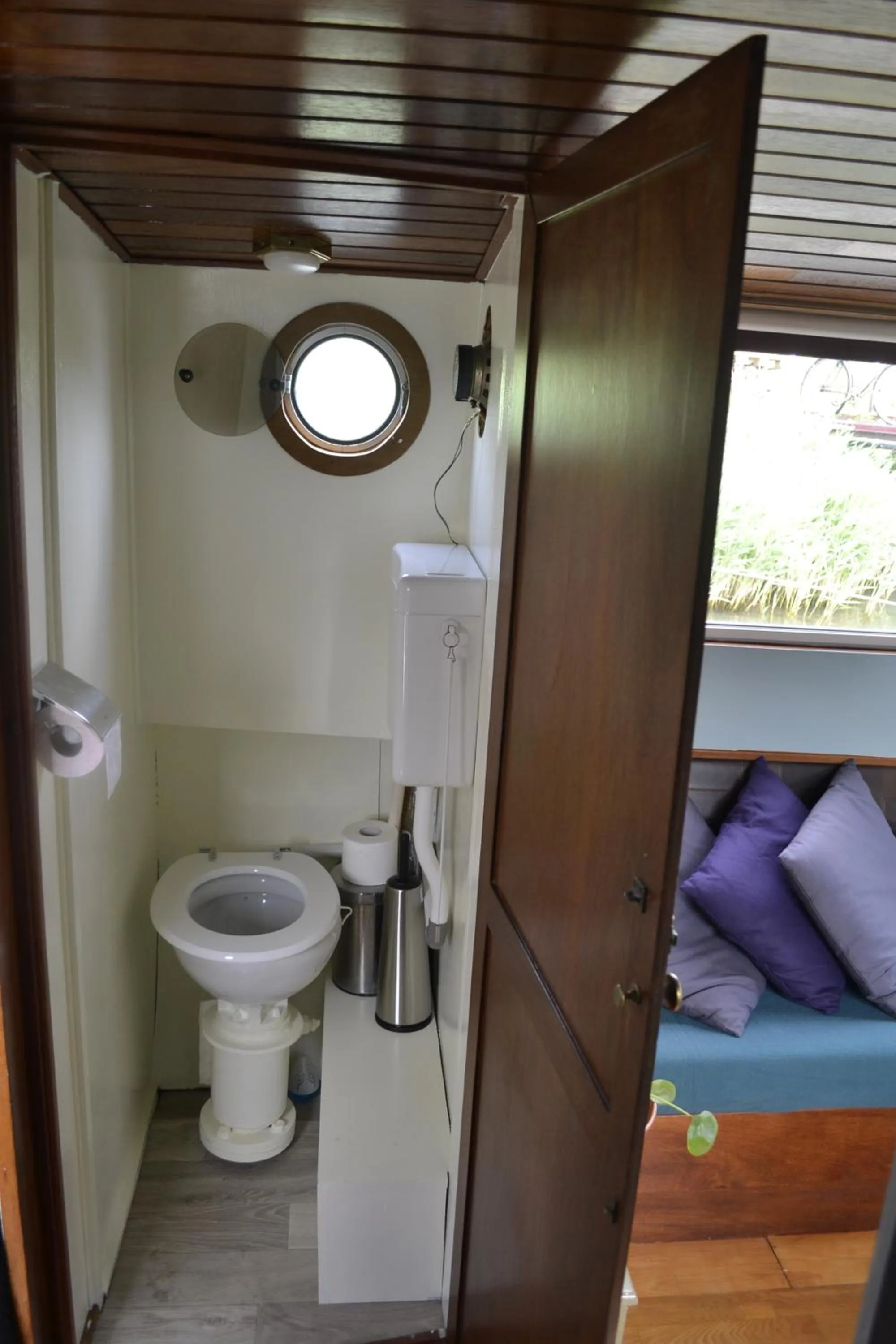 Toilet in Floating B&B Amsterdam