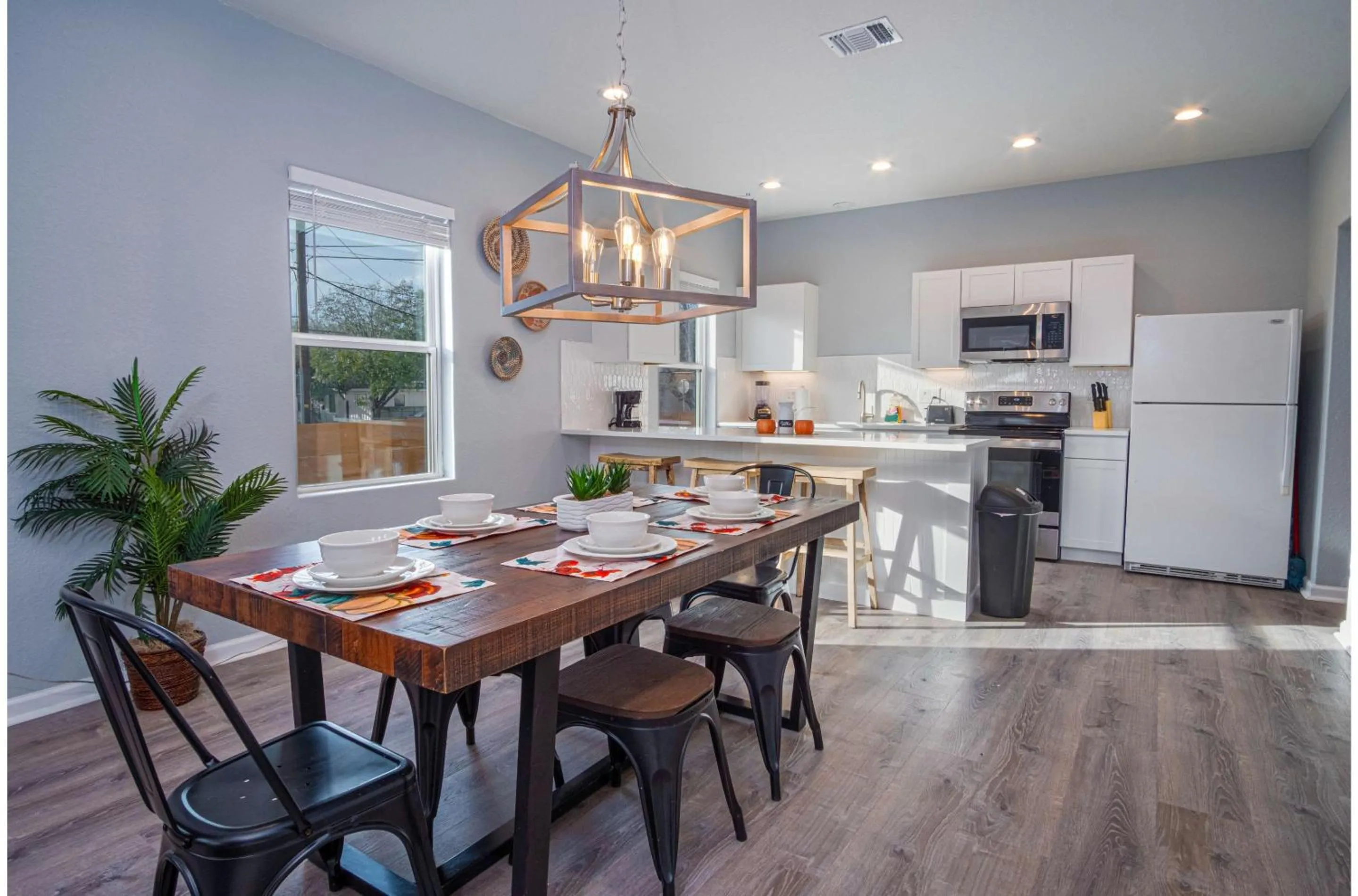 Downtown Dream Home Spacious 4BR2BA Sleeps 12