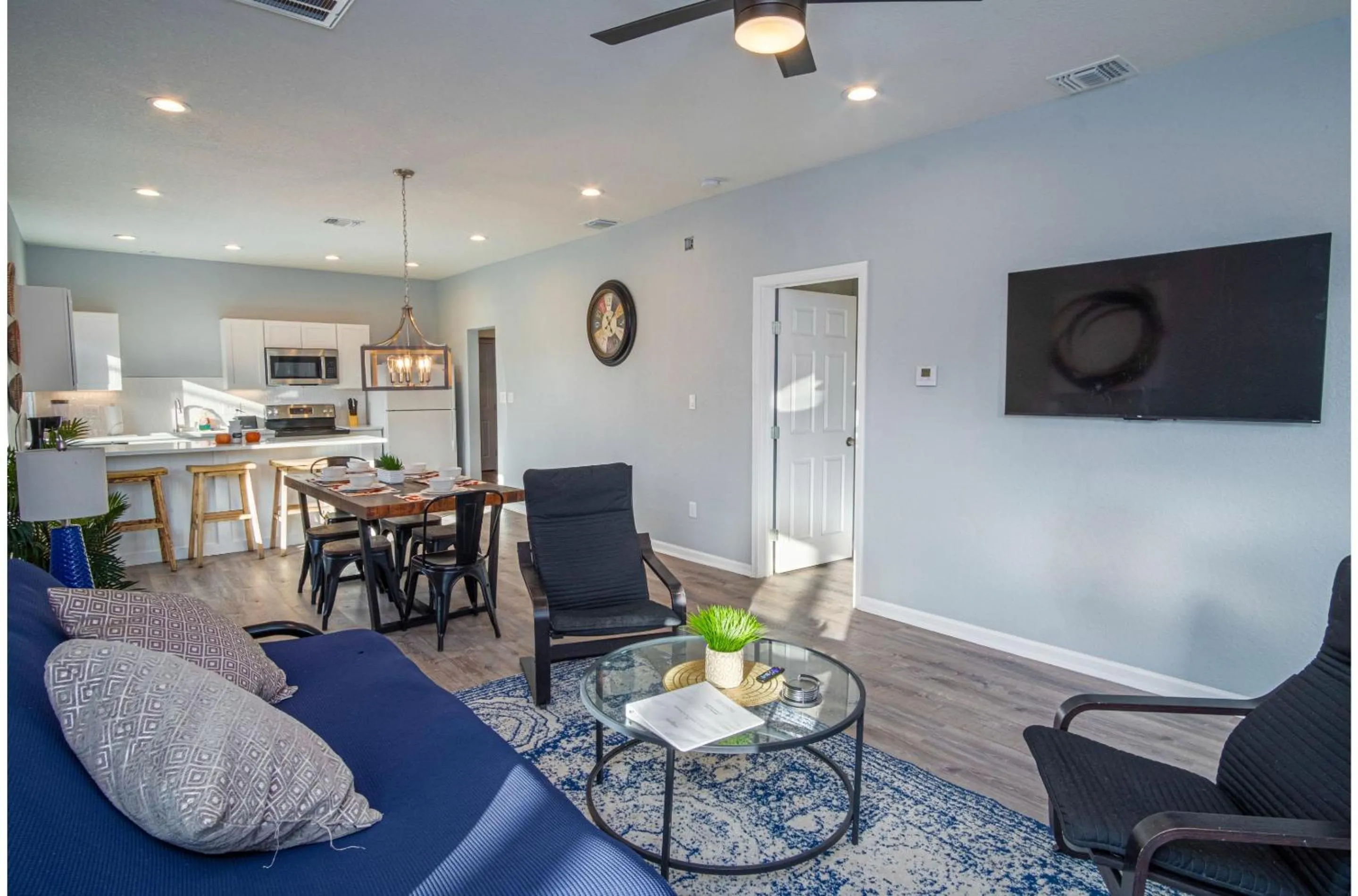 Downtown Dream Home Spacious 4BR2BA Sleeps 12