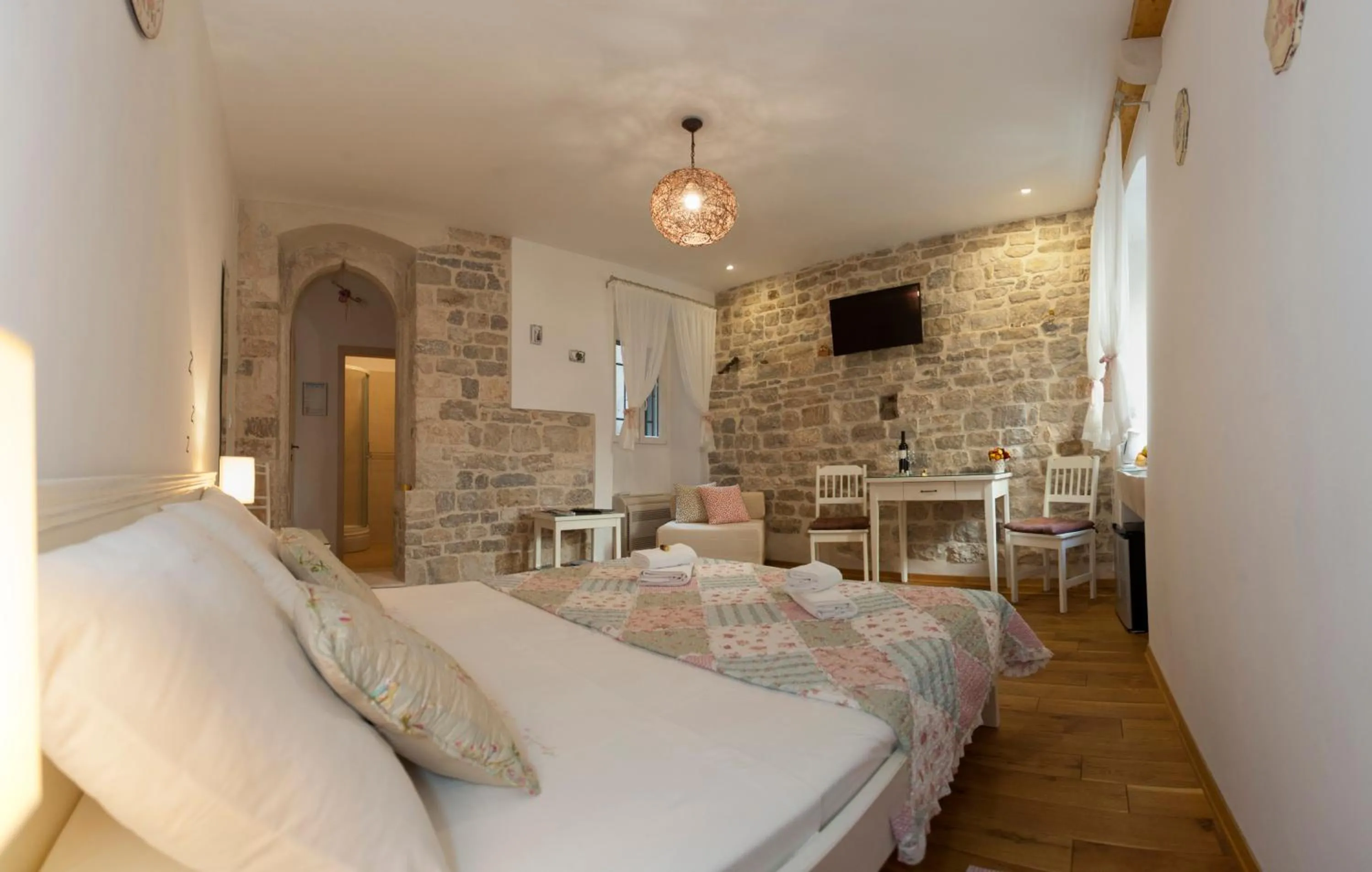 Photo of the whole room, Bed in Luxury Room Kokola