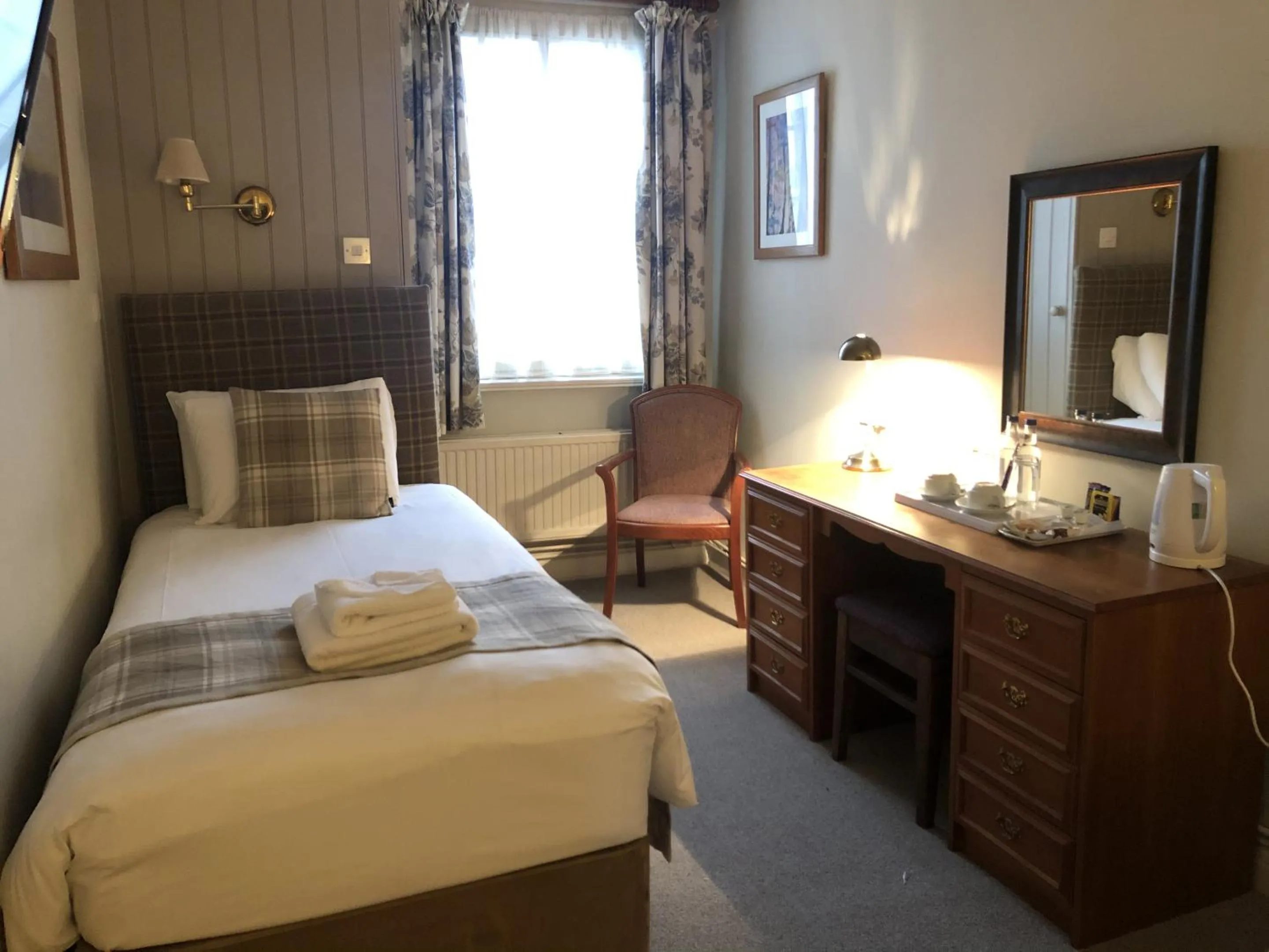 Bedroom, Bed in The Old Bell - Warminster