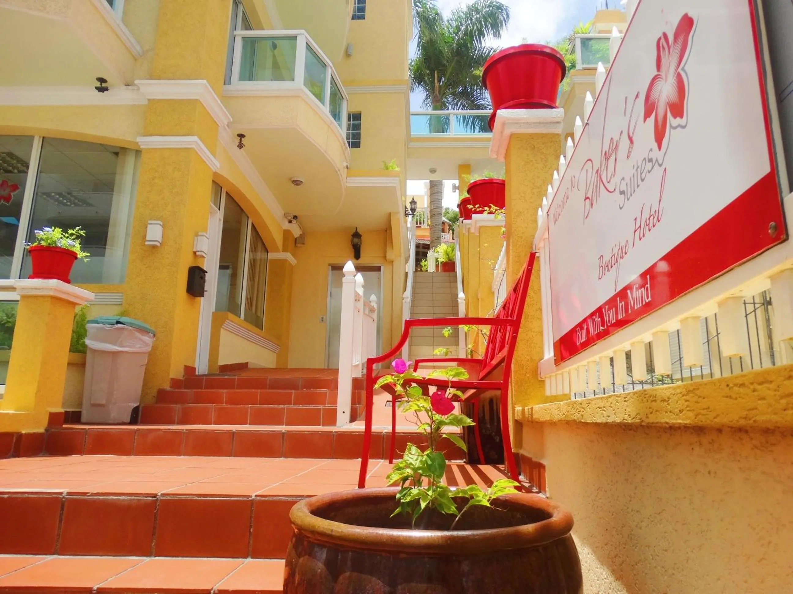 Facade/entrance in Baker's Suites