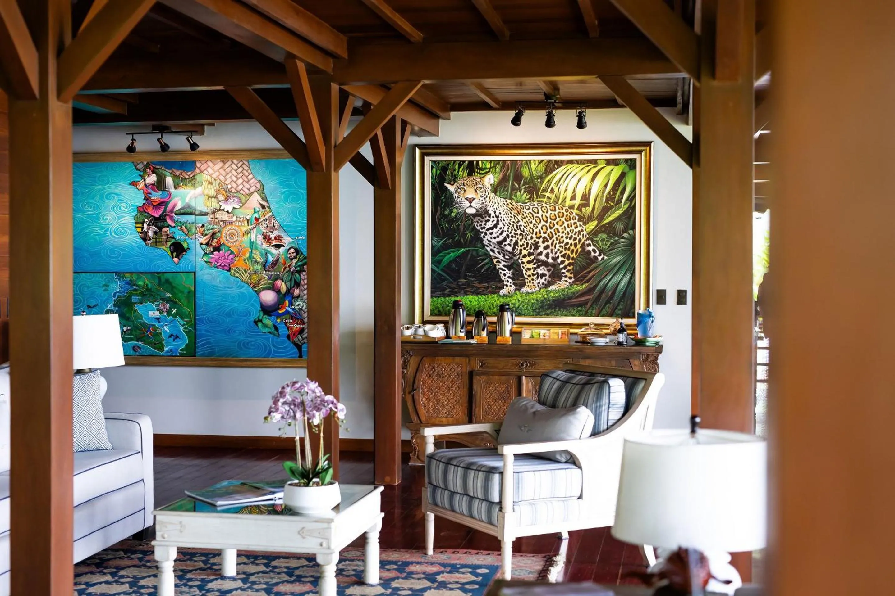 Living room in Playa Cativo Lodge