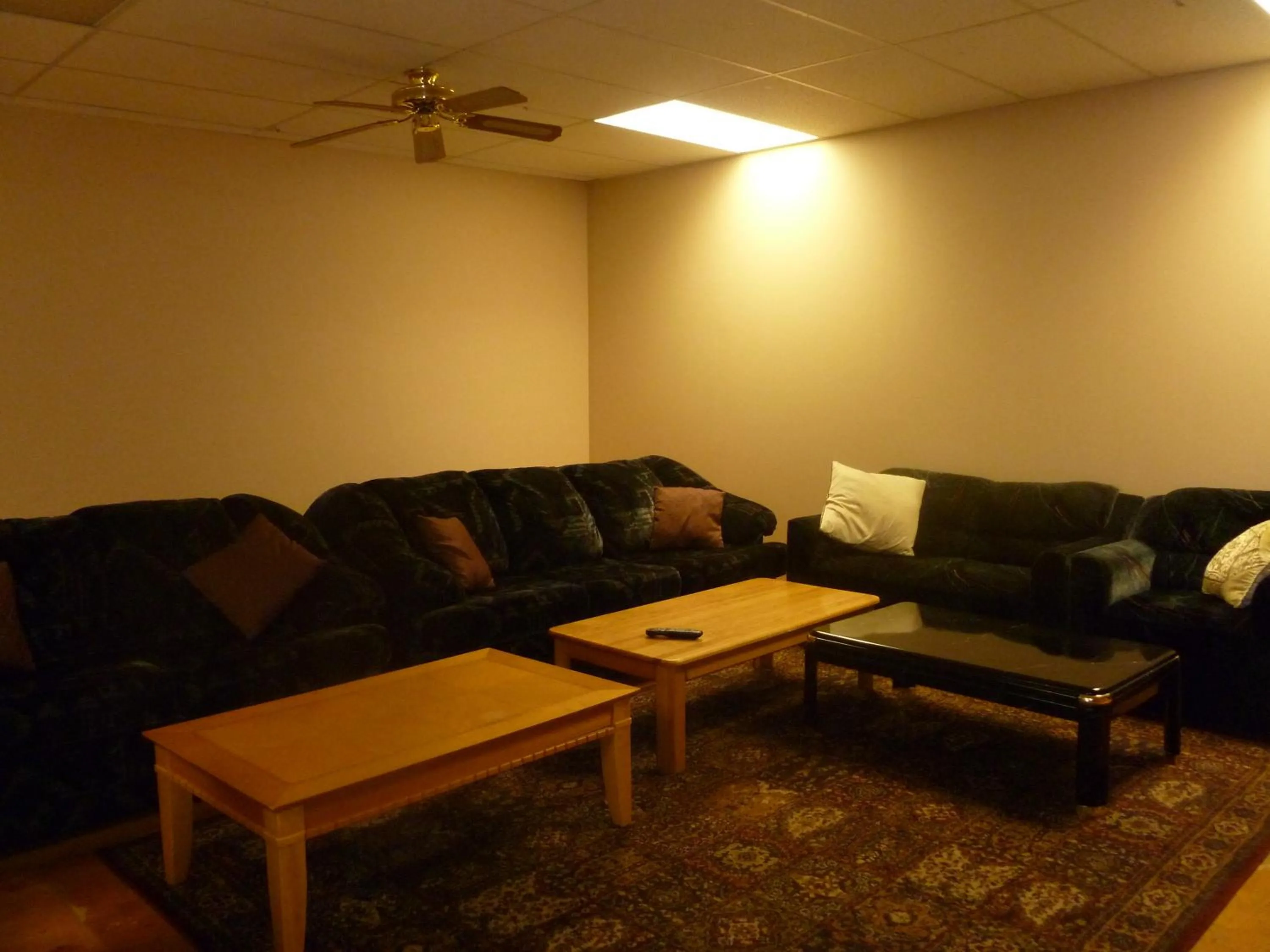 Communal lounge/ TV room in Vernon Hostel