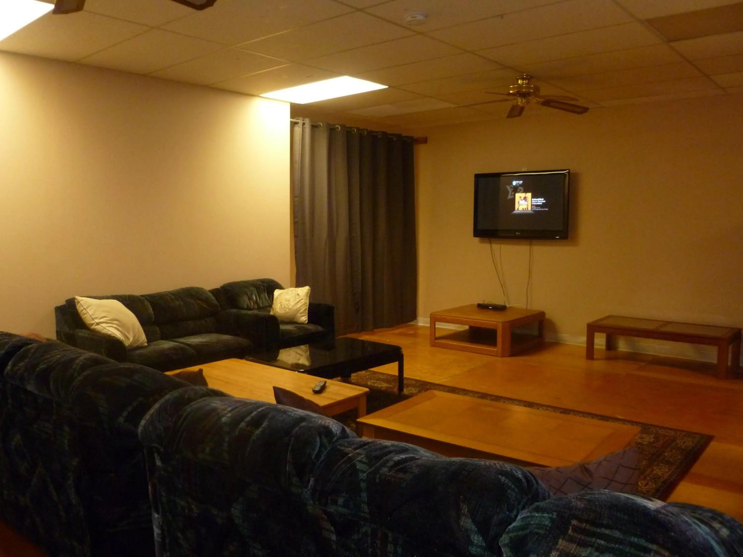 Communal lounge/ TV room in Vernon Hostel
