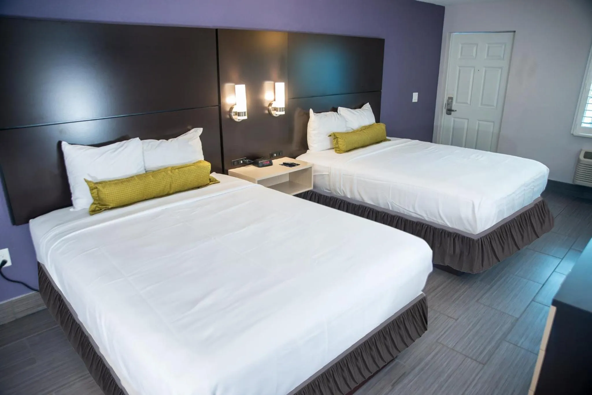 Bedroom, Bed in Atlantic Inn