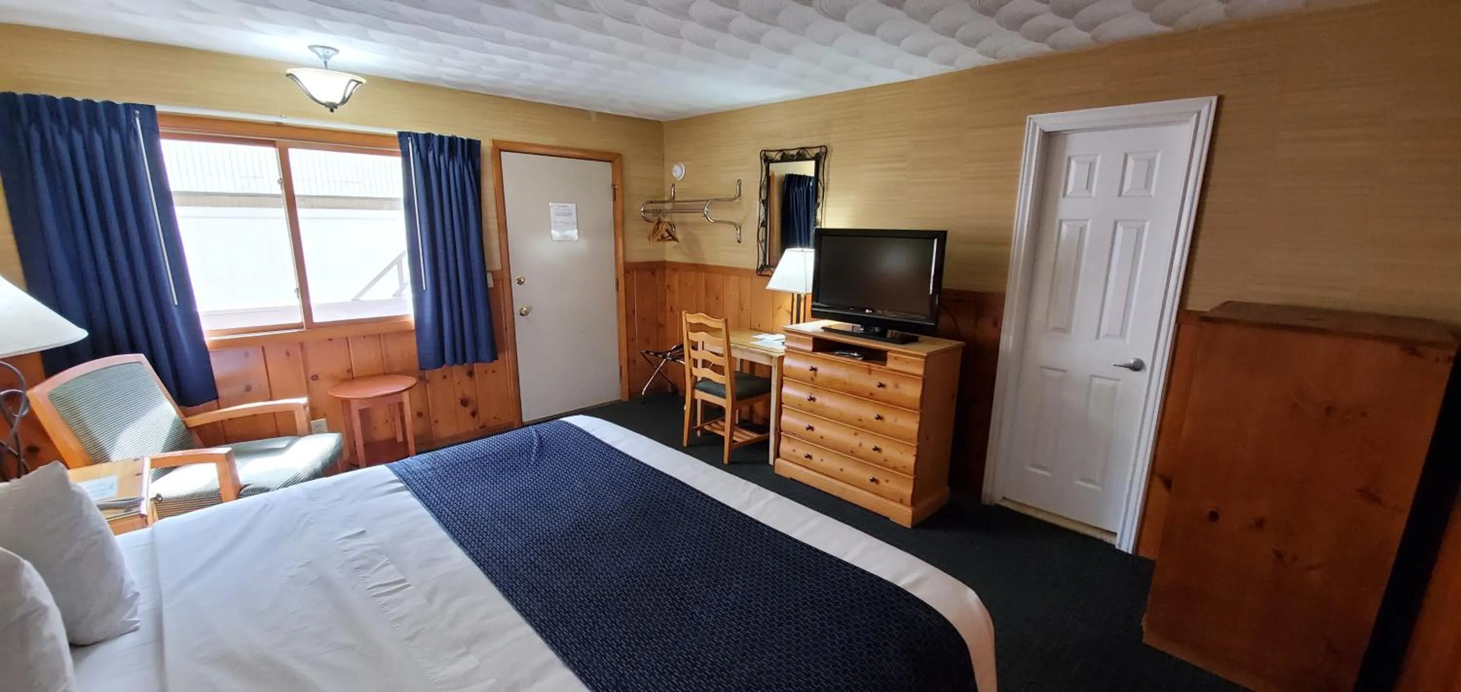 Bed in The Lake Motel