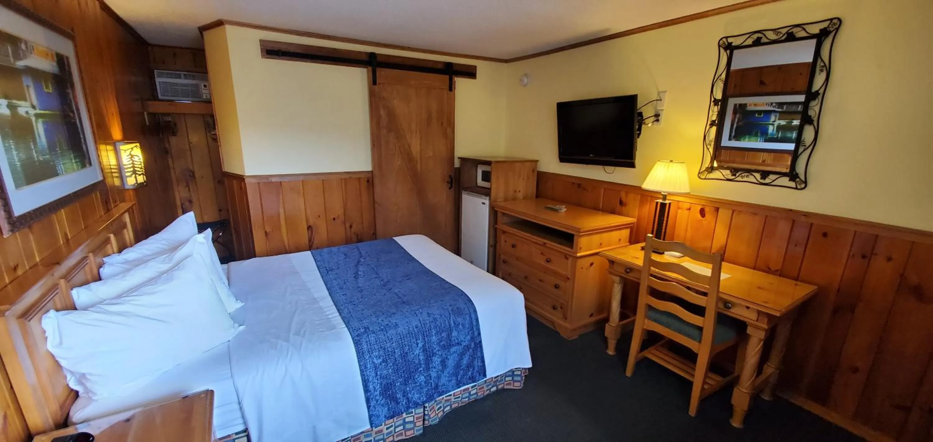 Bedroom, Bed in The Lake Motel
