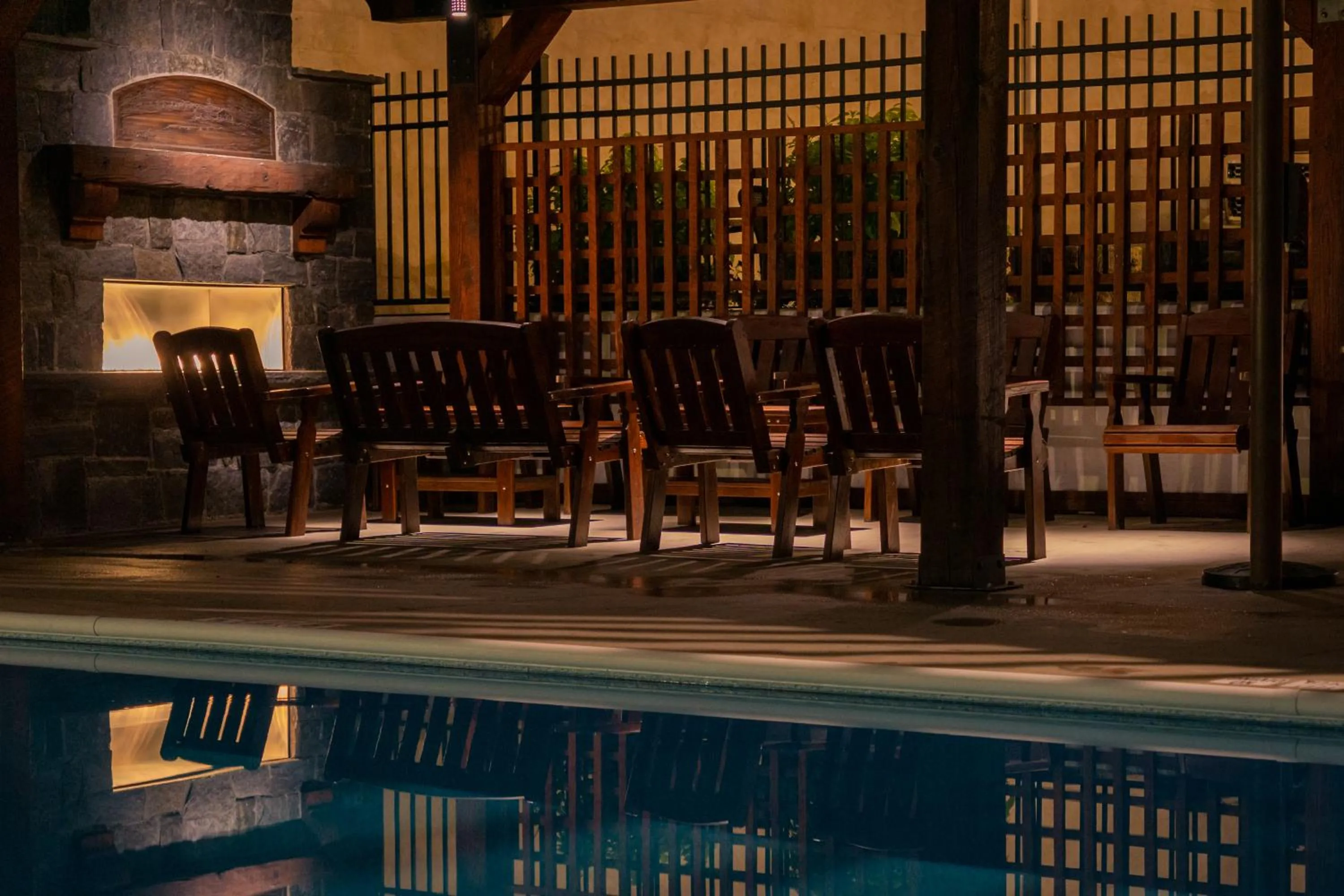 Swimming pool in The Lake Motel