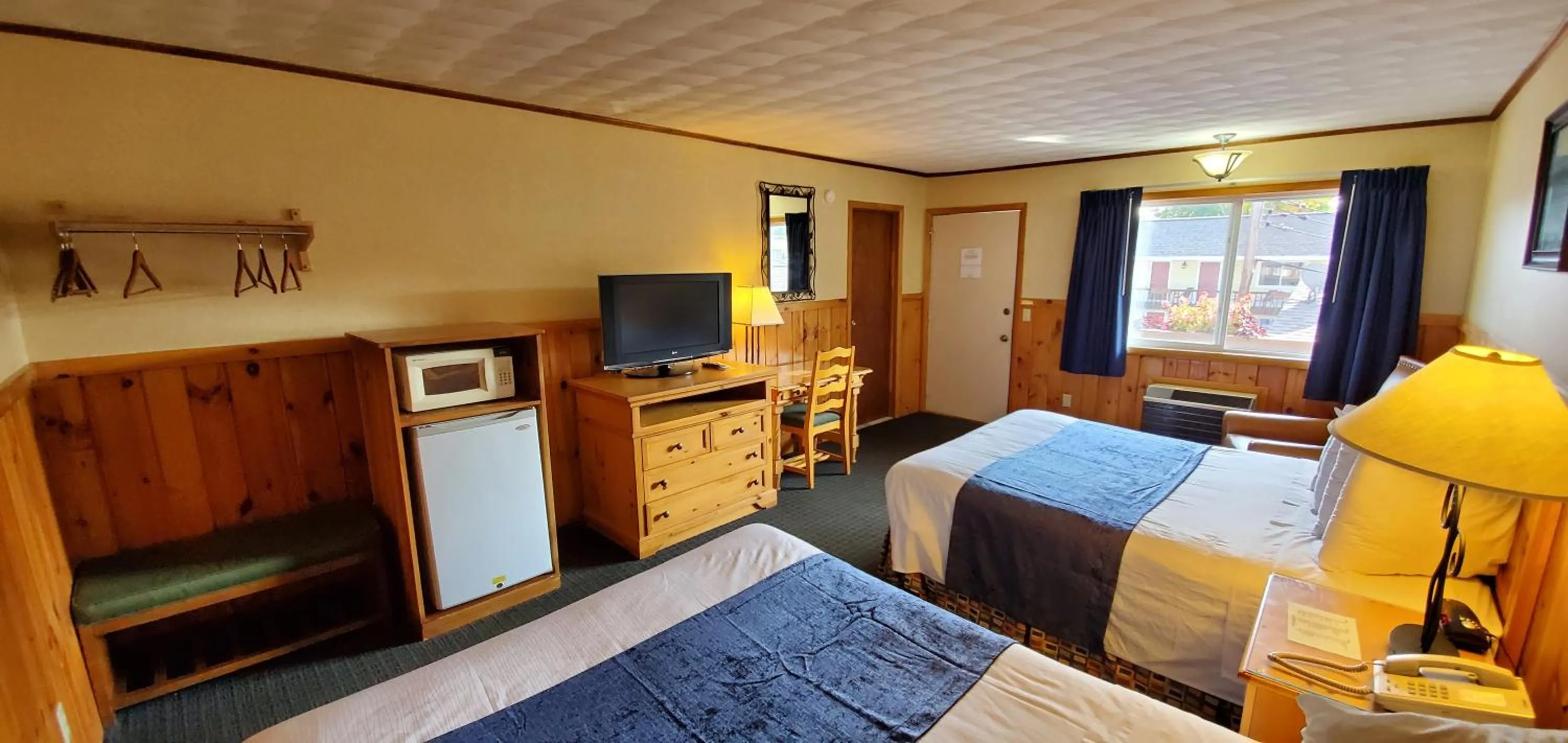 Bedroom, Bed in The Lake Motel