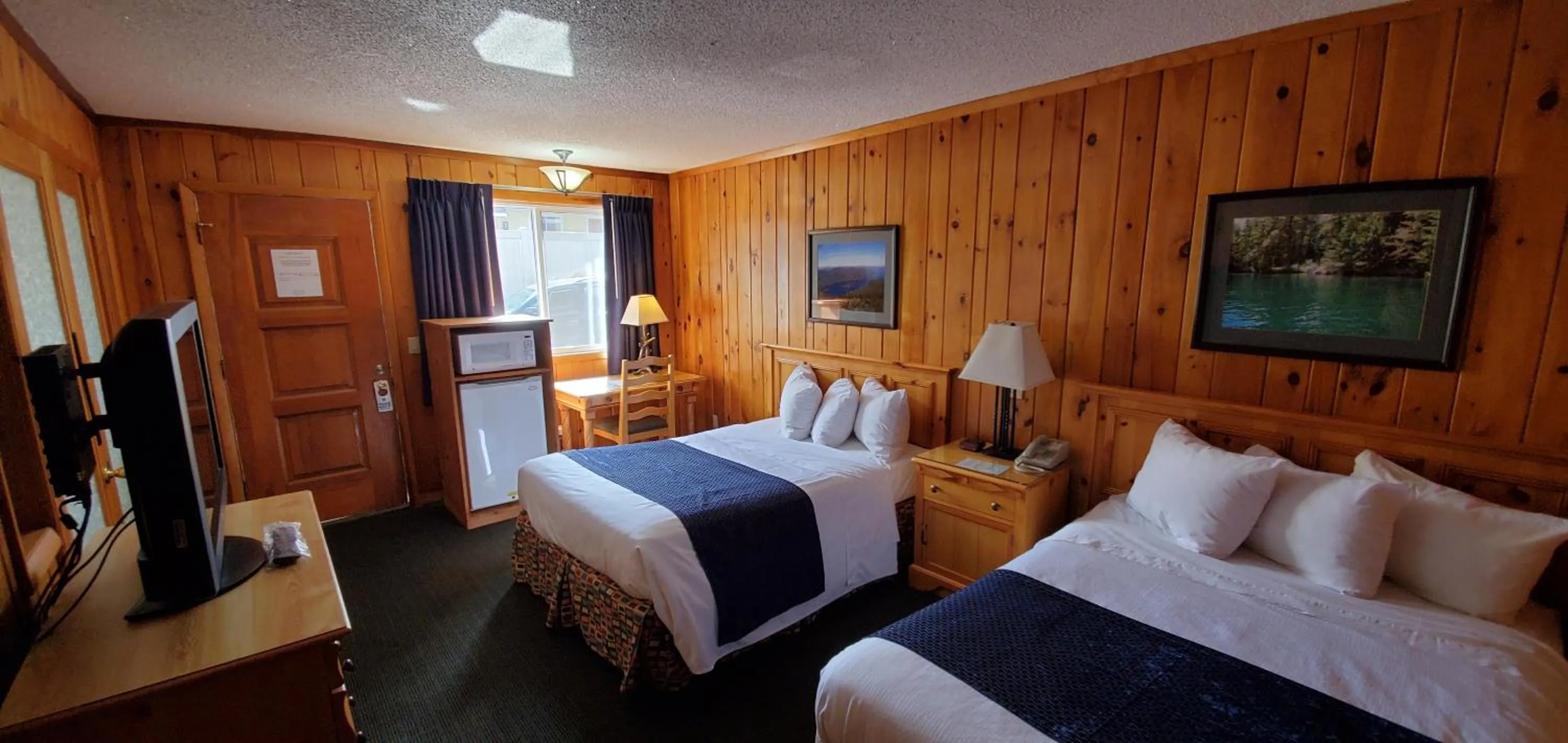 Bed in The Lake Motel