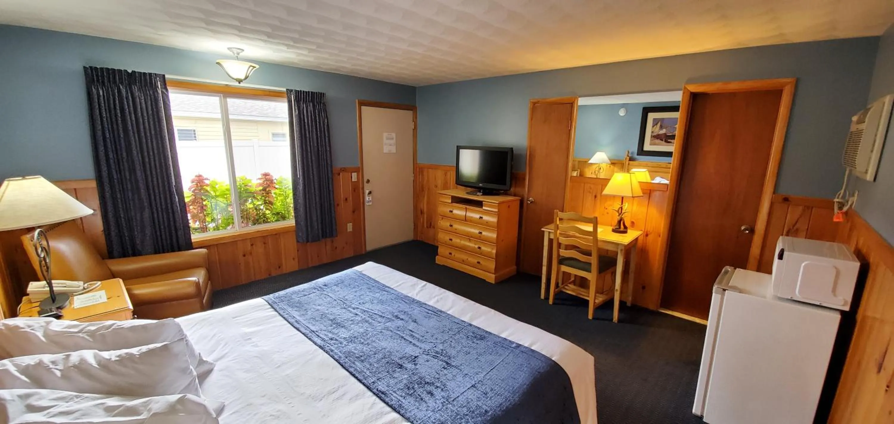 Bed in The Lake Motel