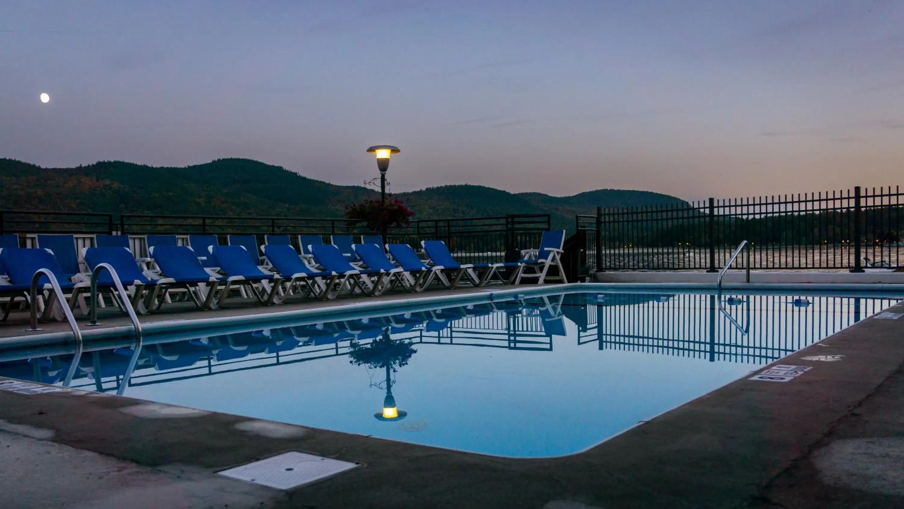Swimming pool in The Lake Motel