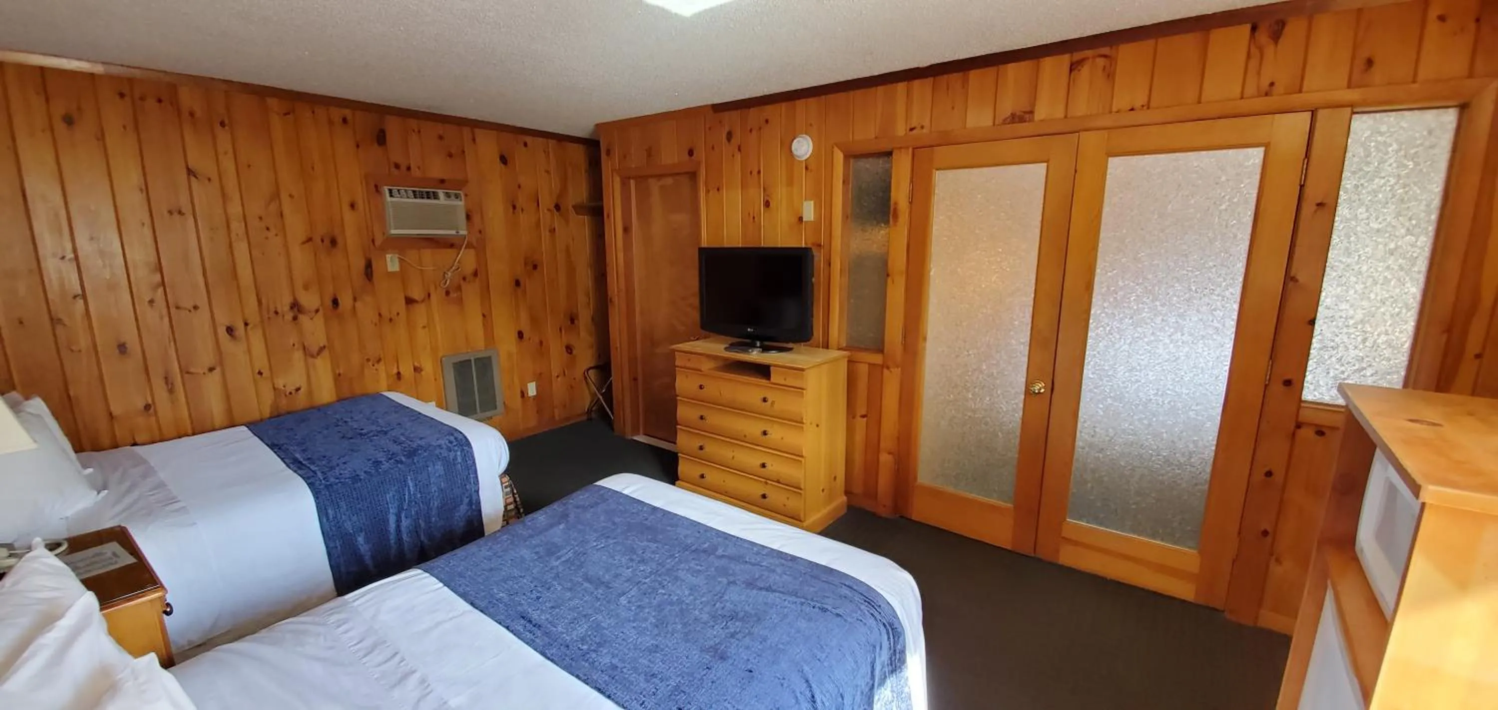 Bed in The Lake Motel