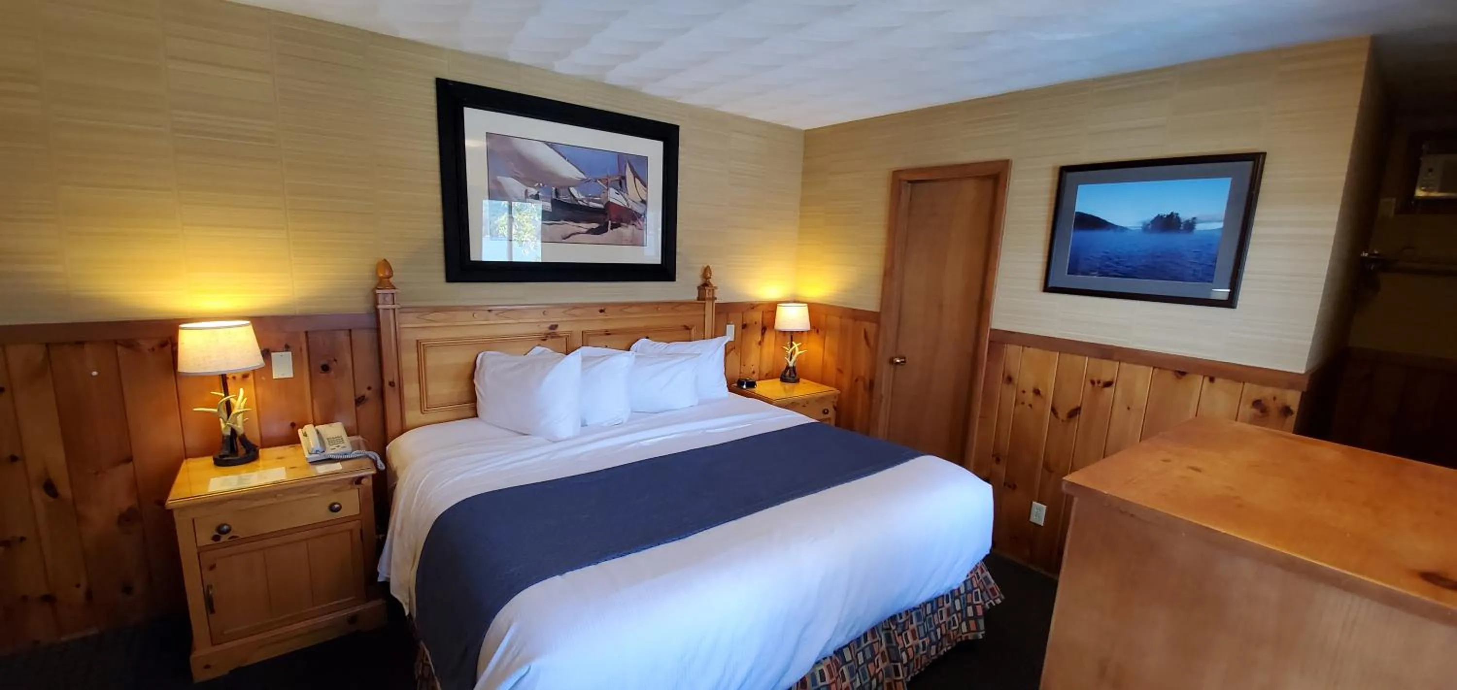 Bedroom, Bed in The Lake Motel