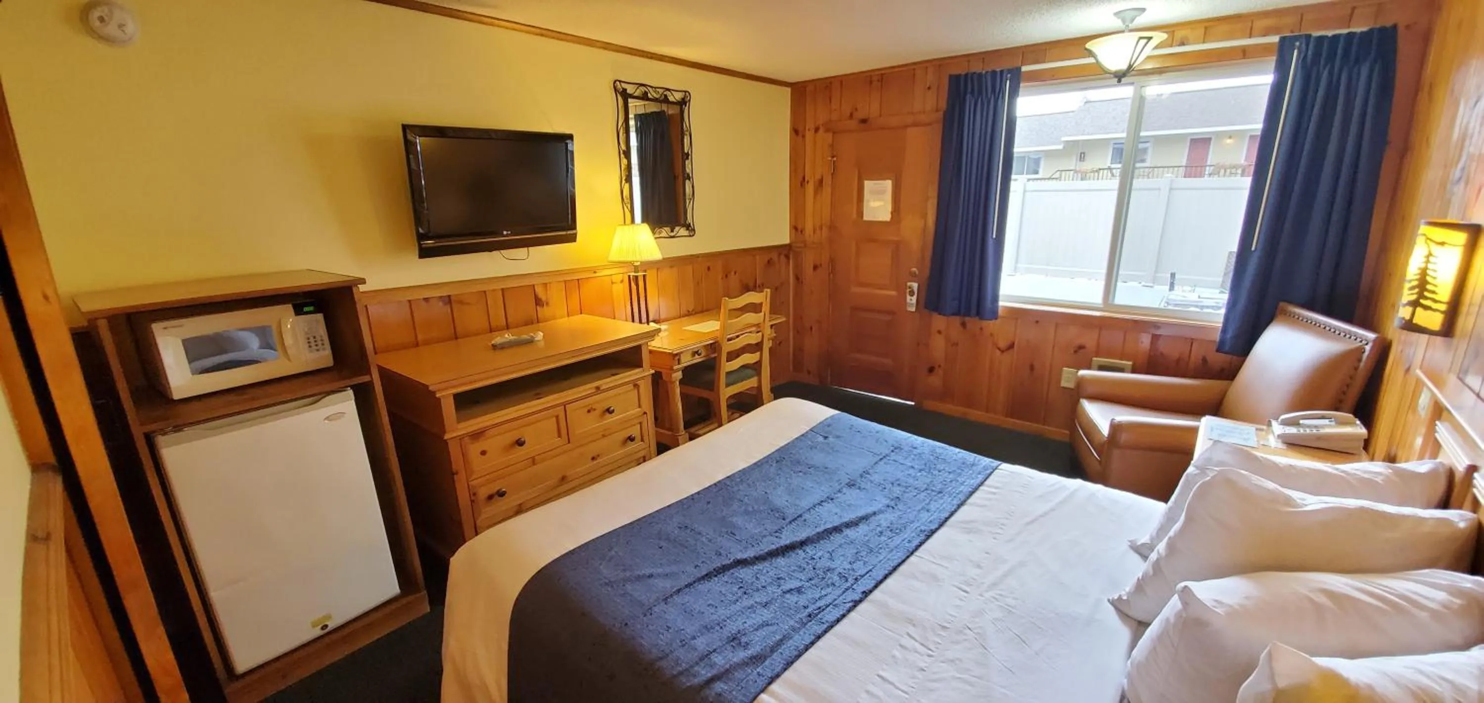 Bedroom, Bed in The Lake Motel