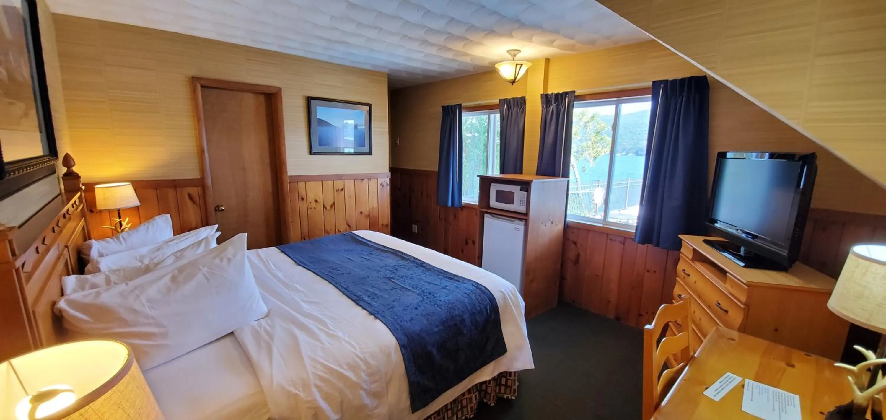 Bedroom, Bed in The Lake Motel