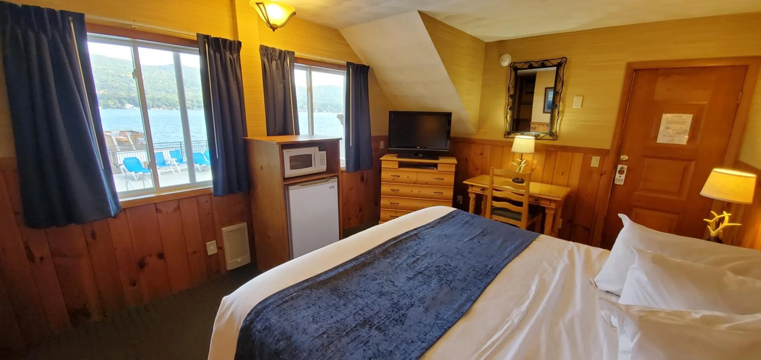Bedroom, Bed in The Lake Motel