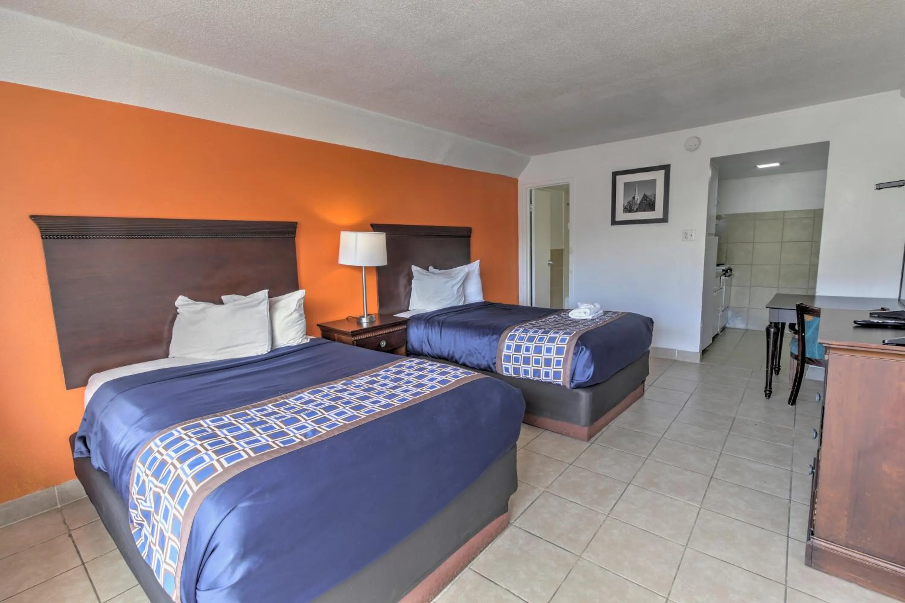 Bed in White Marlin Inn - Virginia Beach