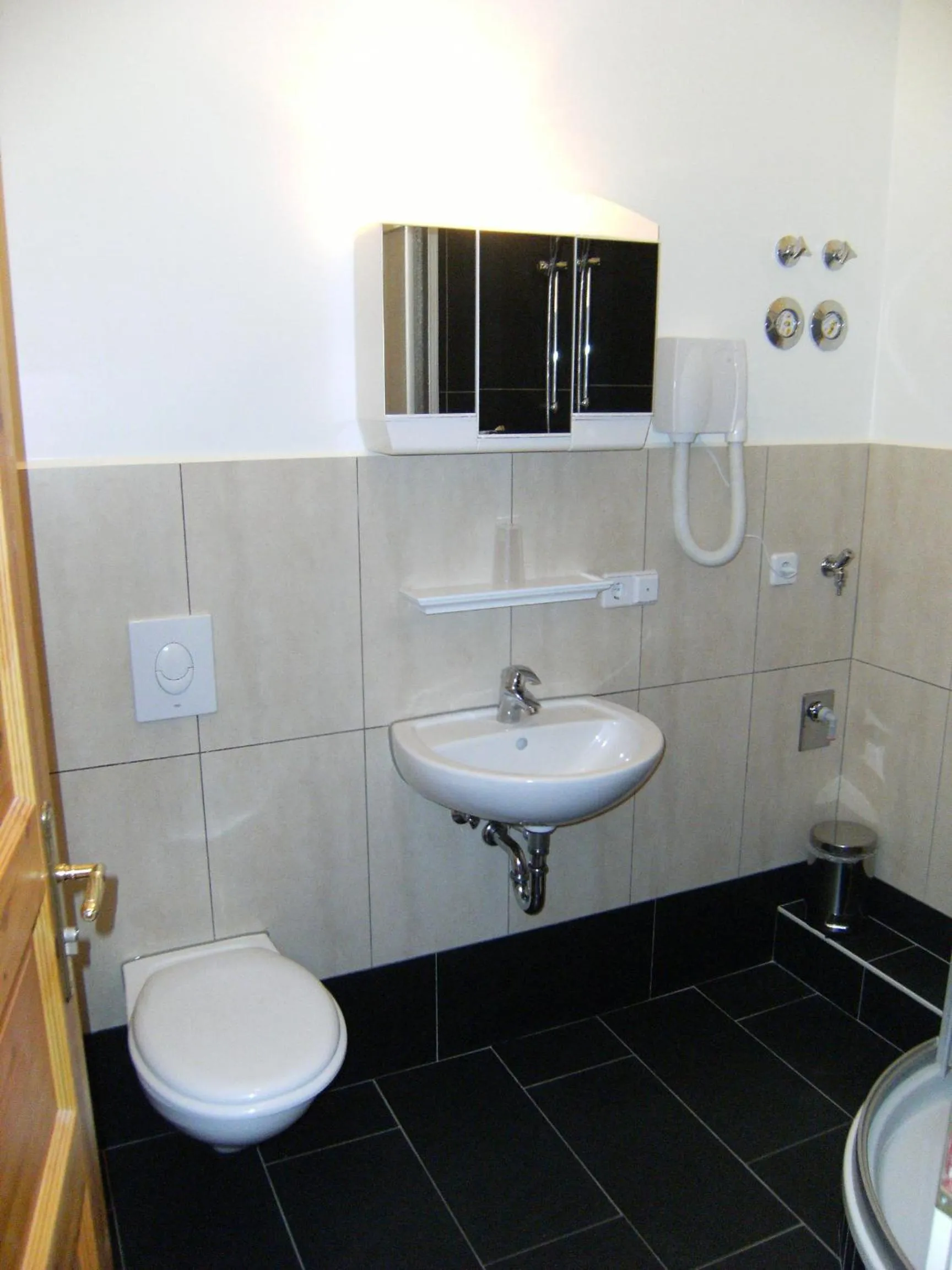 Shower in Pensionszimmer Unicat