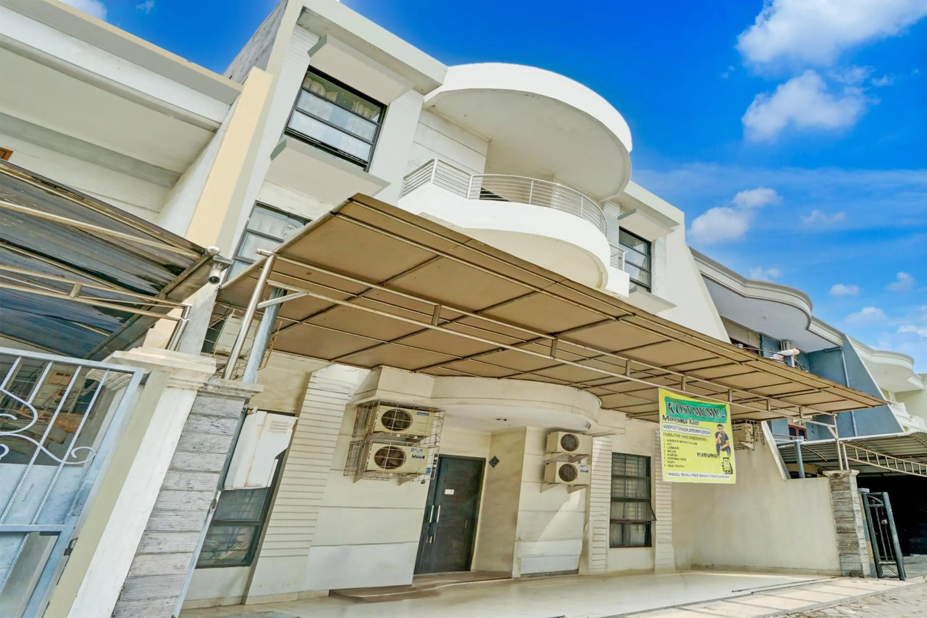 Facade/entrance in Hotel O MUMU HOMESTAYNearCarnival Park Surabaya