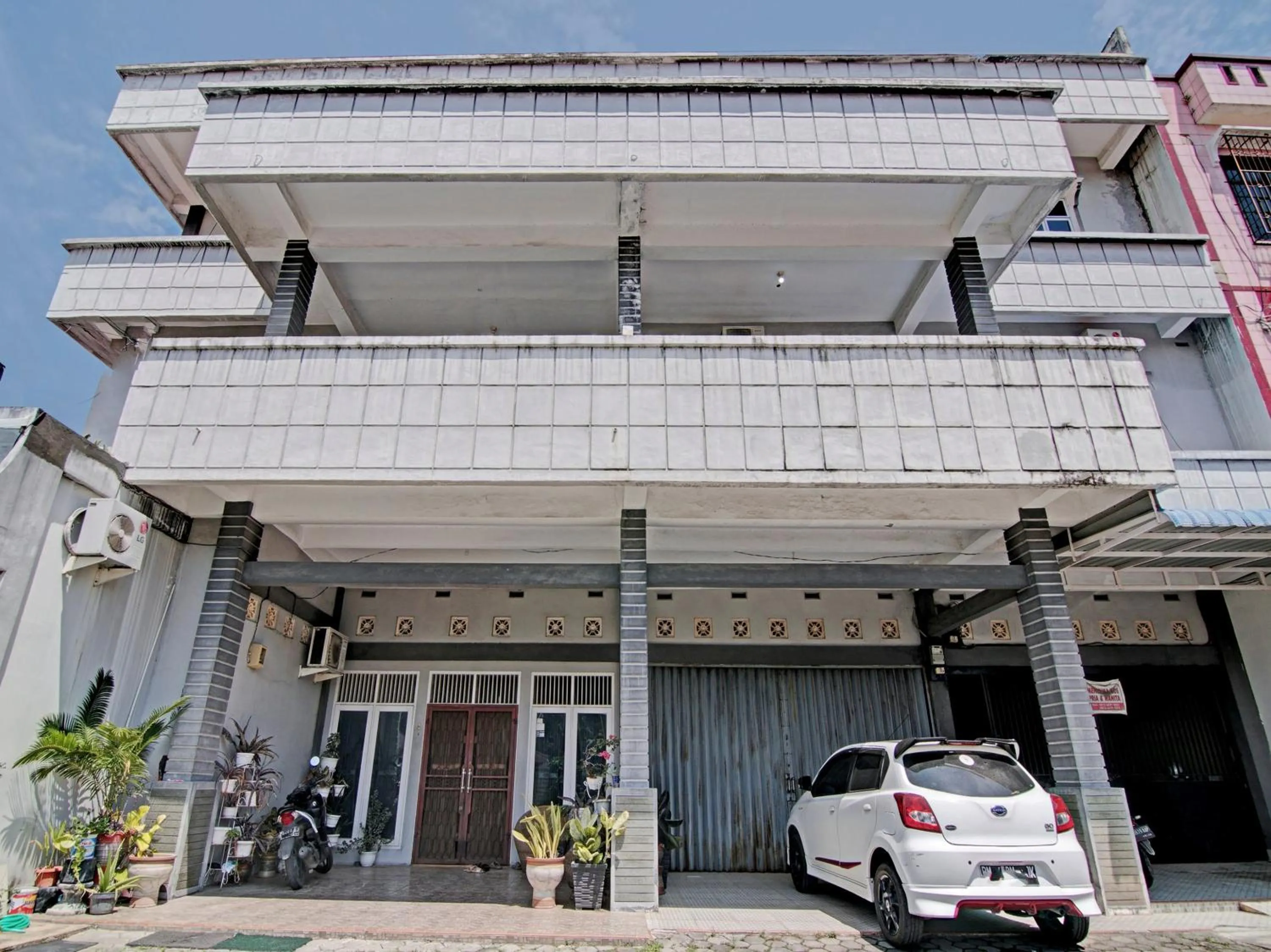 Facade/entrance in Hotel O Bagus Jaya SyariahNearJembatan Siak