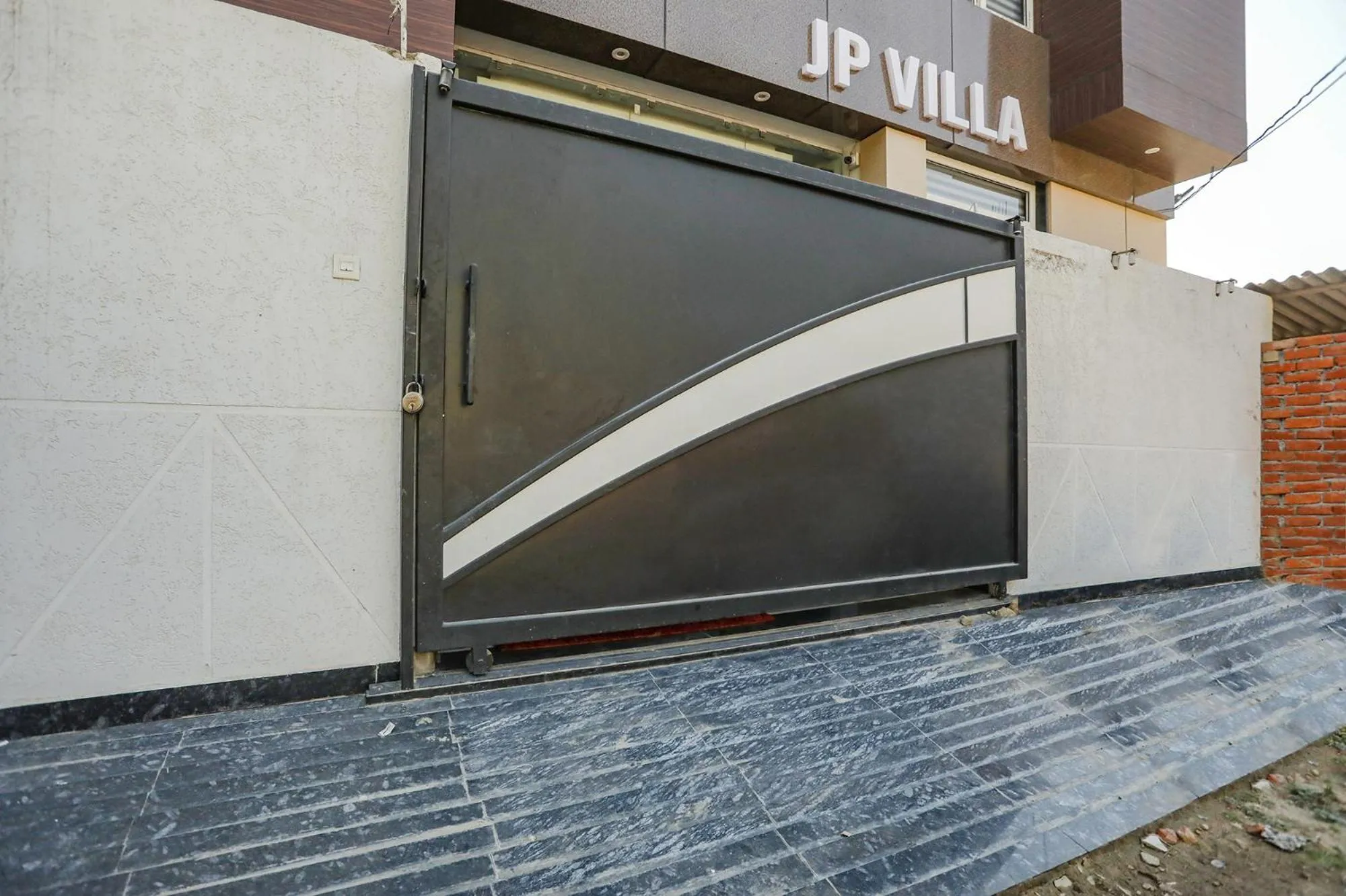 Facade/entrance in Fabhotel JP Villa - Nr Stadium