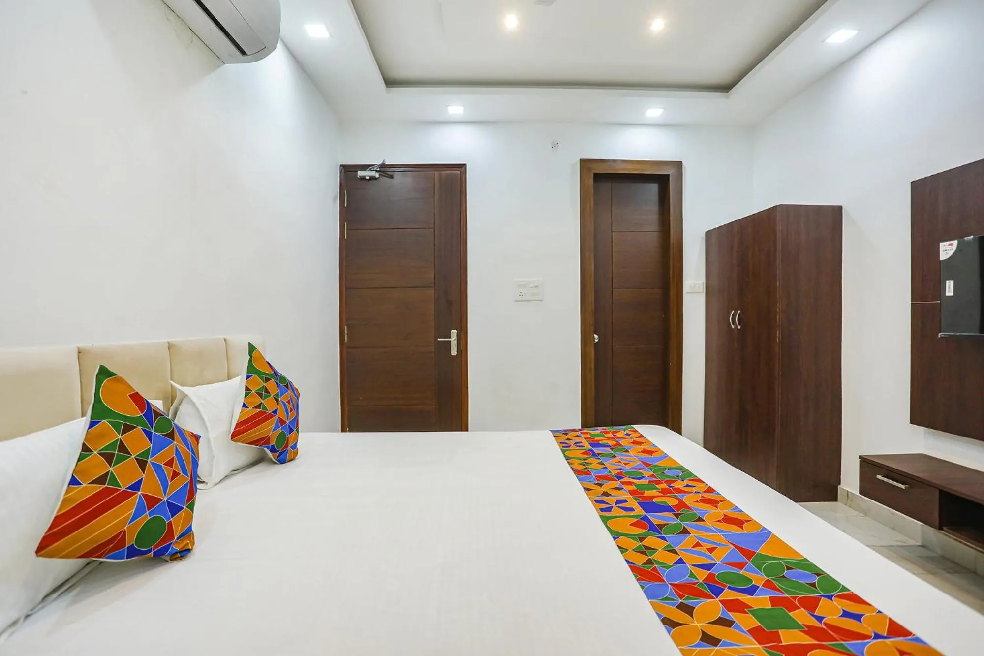 Bed in Fabhotel JP Villa - Nr Stadium