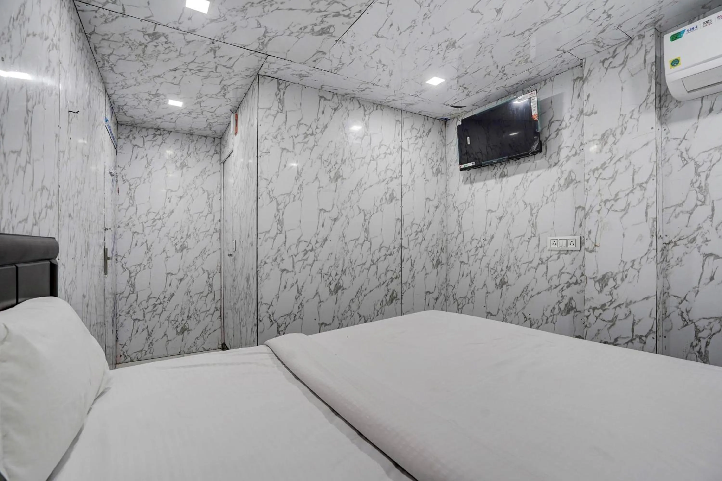 Bedroom, Bed in Hotel O POP A Happy Hours Plaza