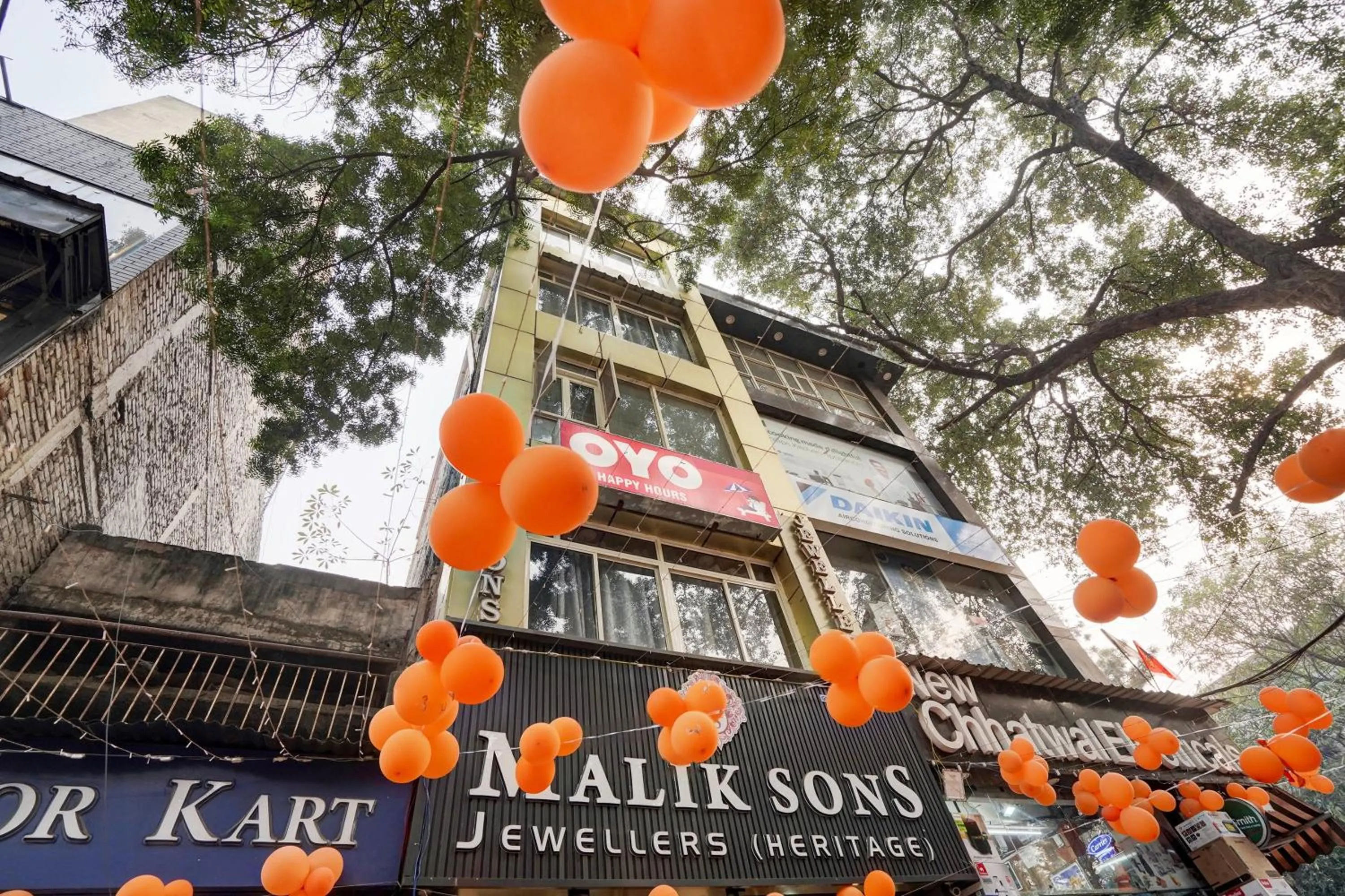 Facade/entrance in Hotel O POP A Happy Hours Plaza
