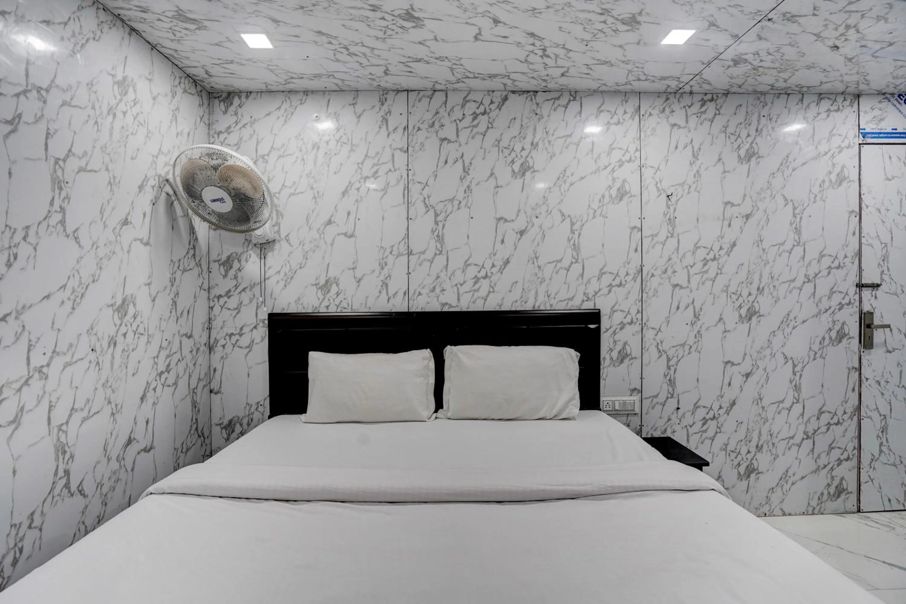 Bedroom, Bed in Hotel O POP A Happy Hours Plaza